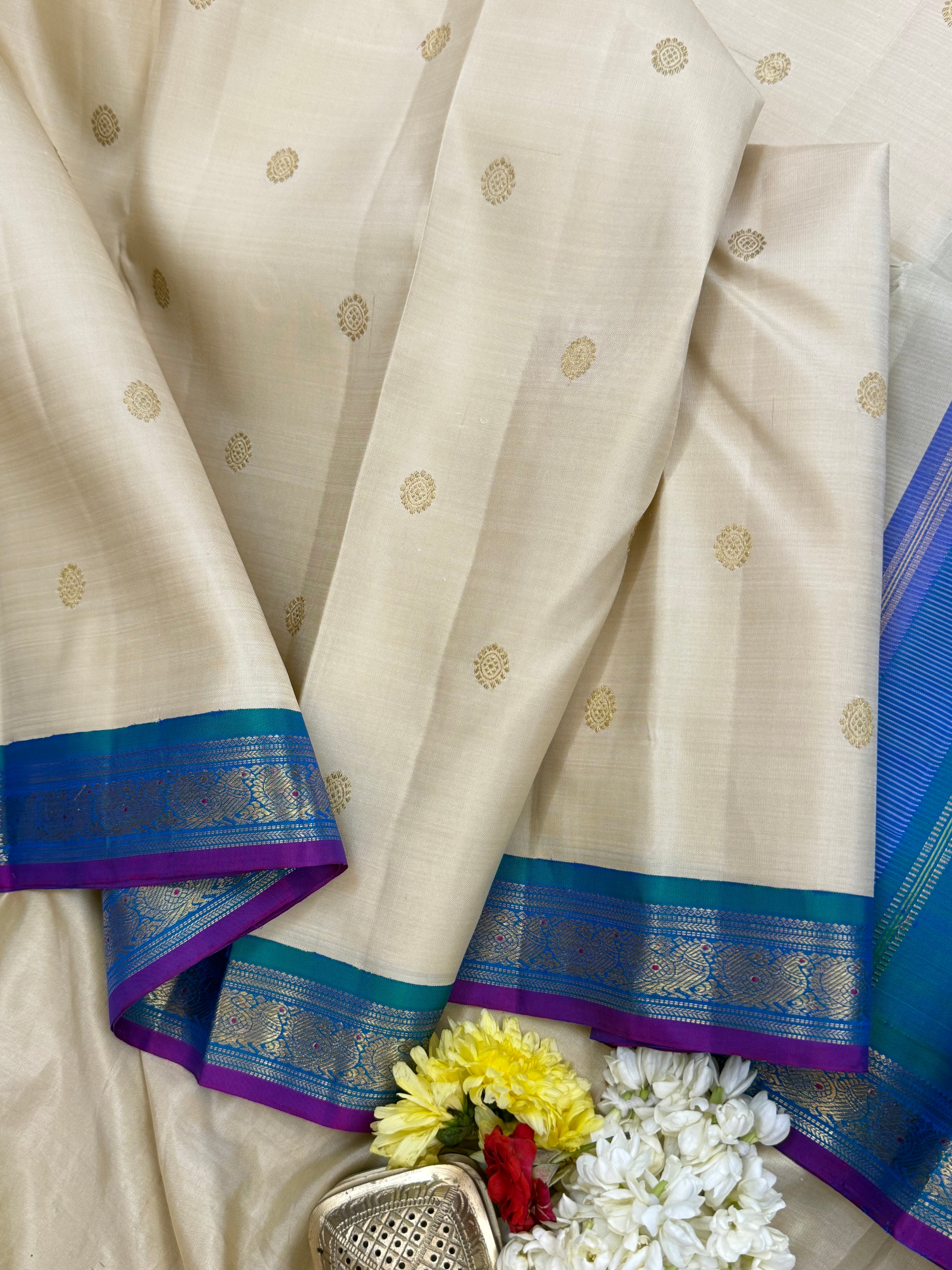 OFF WHITE WITH MAYILKAZHUTHU SAMLL KORVAI / KANJIPURAM SILK CLSA10125