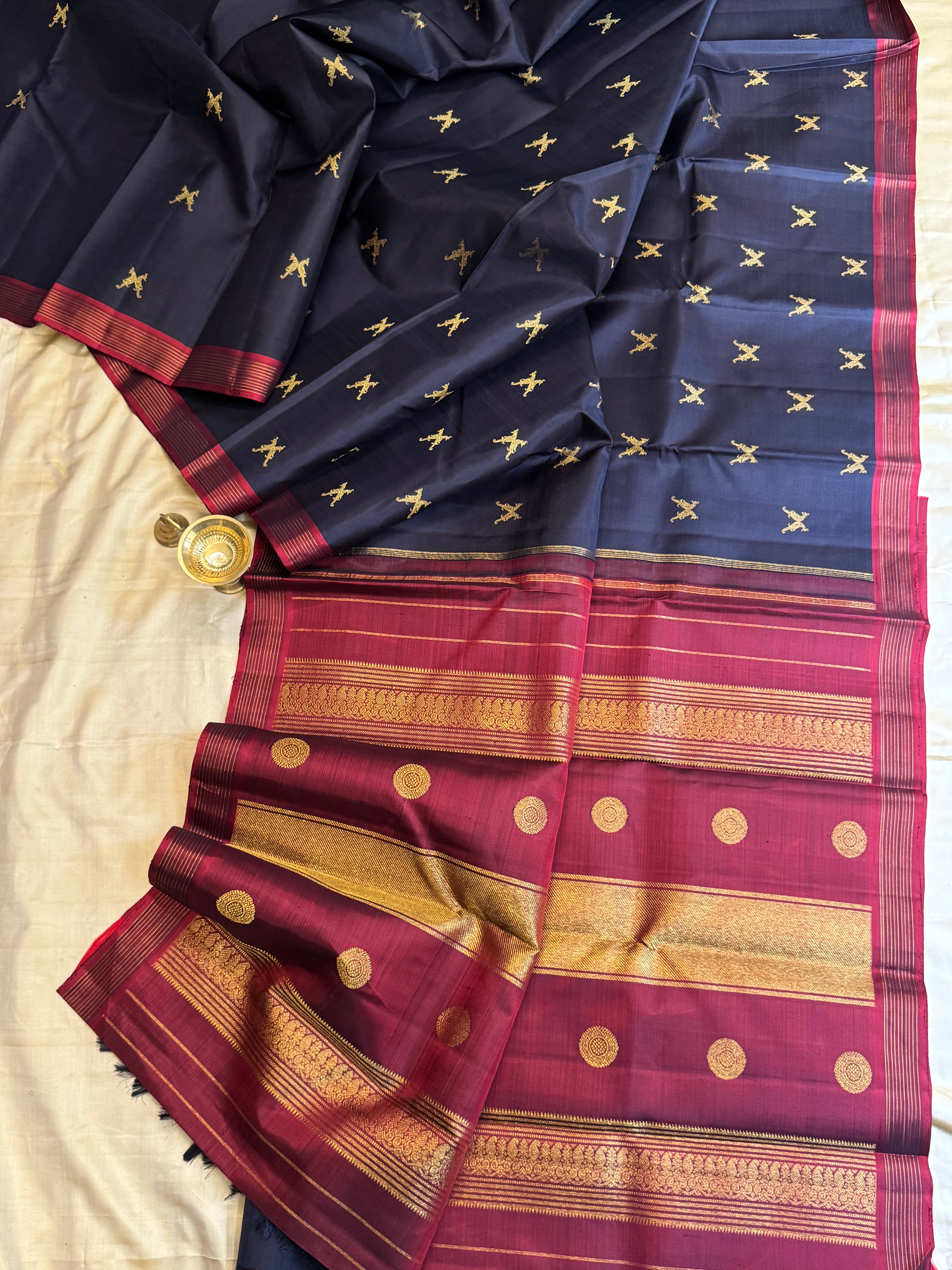 Carbon black Jodi kili / simple kanjipuram silk