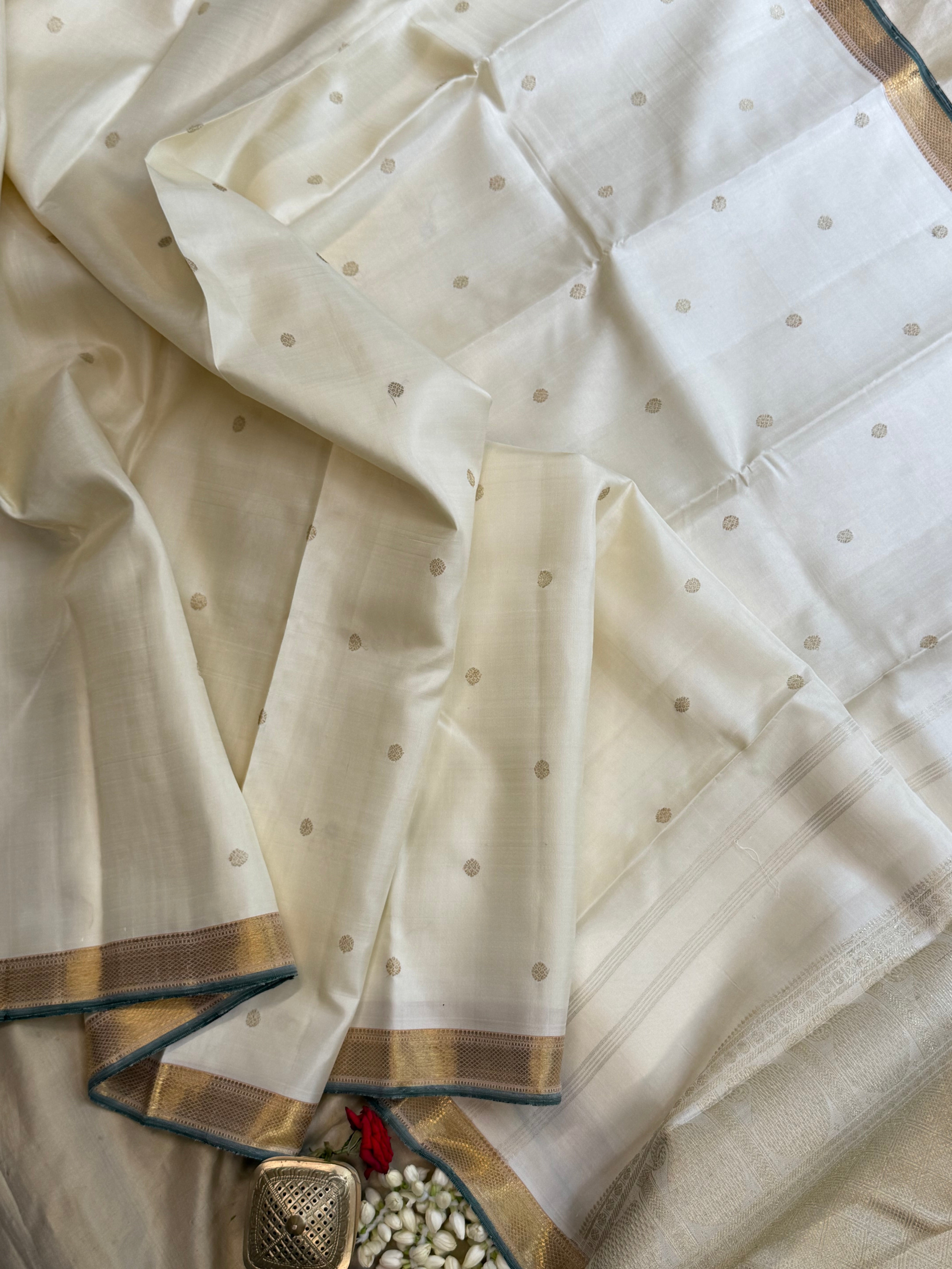Onam Edit - Offwhite small border araimadam border / Kanjipuram silk CLSA3536