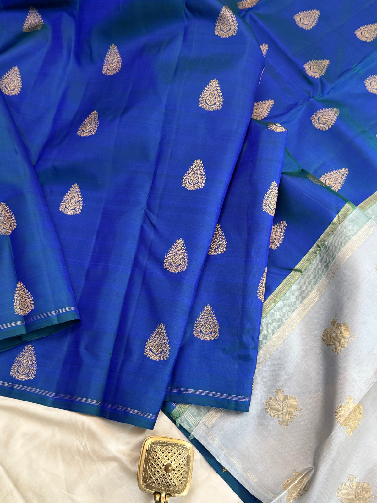 Mayilkazhuthu blue thilagam butta double pallu borderless/ Kanjipuram silk CLSA12817