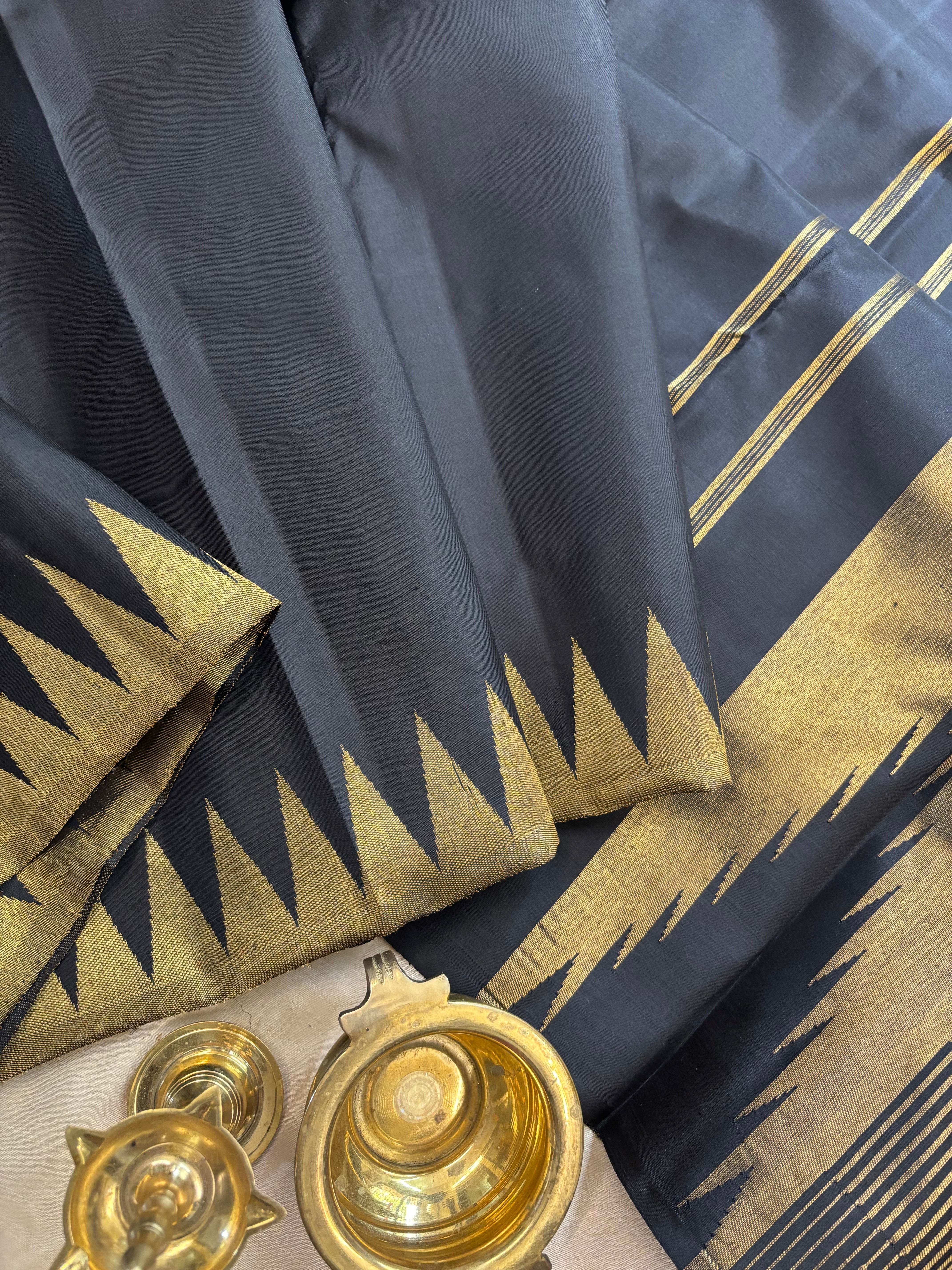 Black 8 kol / kanjipuram silk