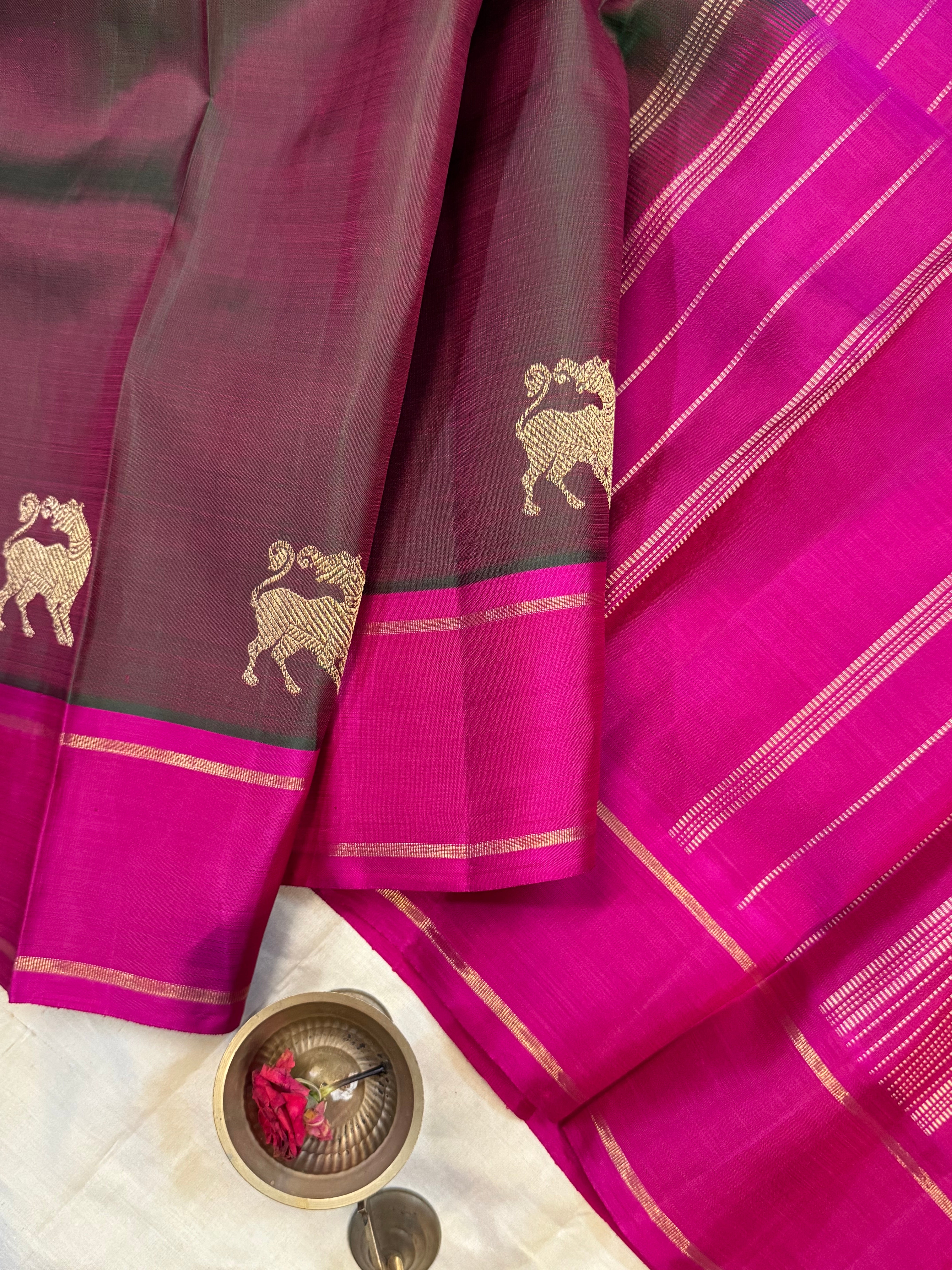 Swapnam : manthulir border Butta / kanjipuram silk