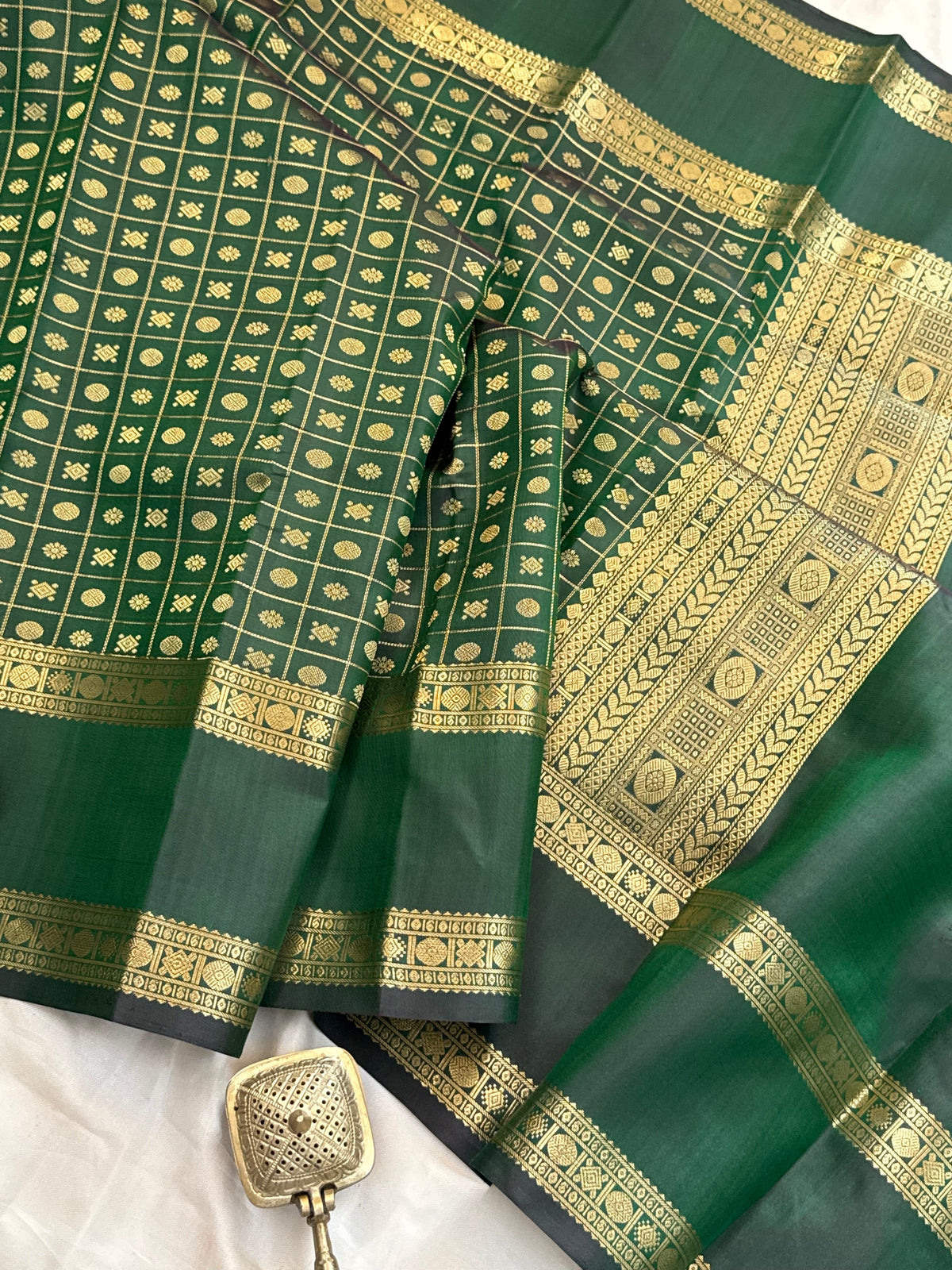 Dark green lakshambutta kili pallu / Special edition kanjipuram silk