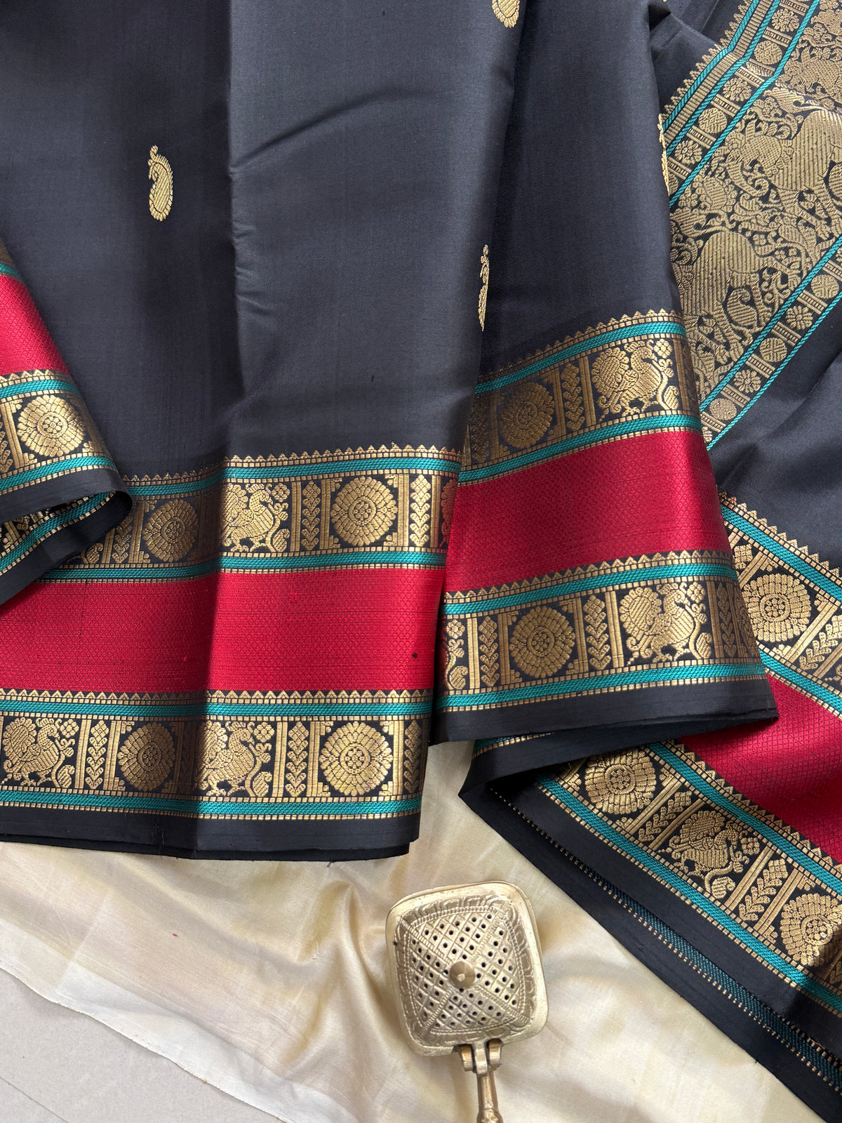 Black Rettapet Zari butta / Special Edition Silk CLSA11875