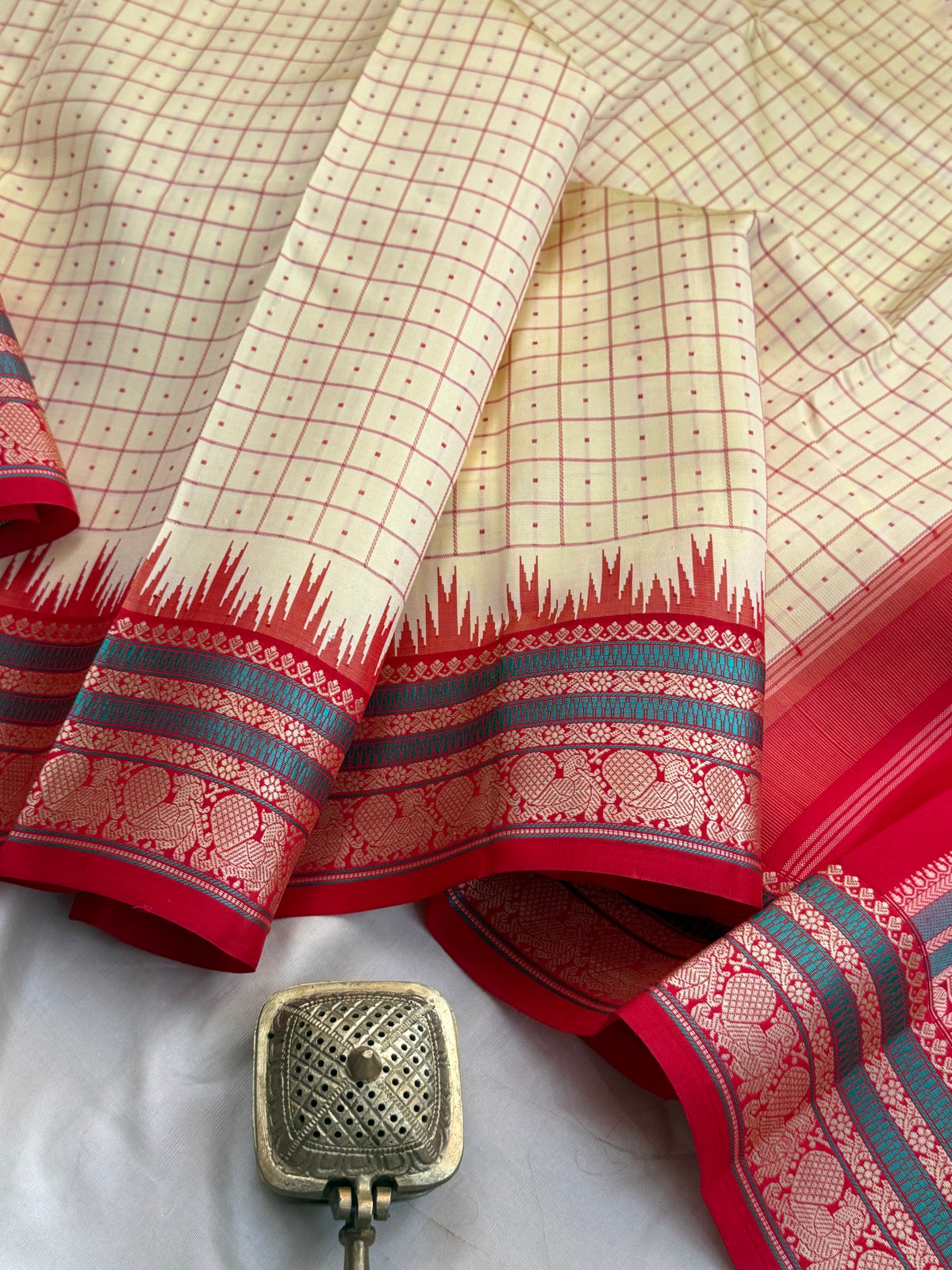 Offwhite and red kattam butta / Special edition kanjipuram silk