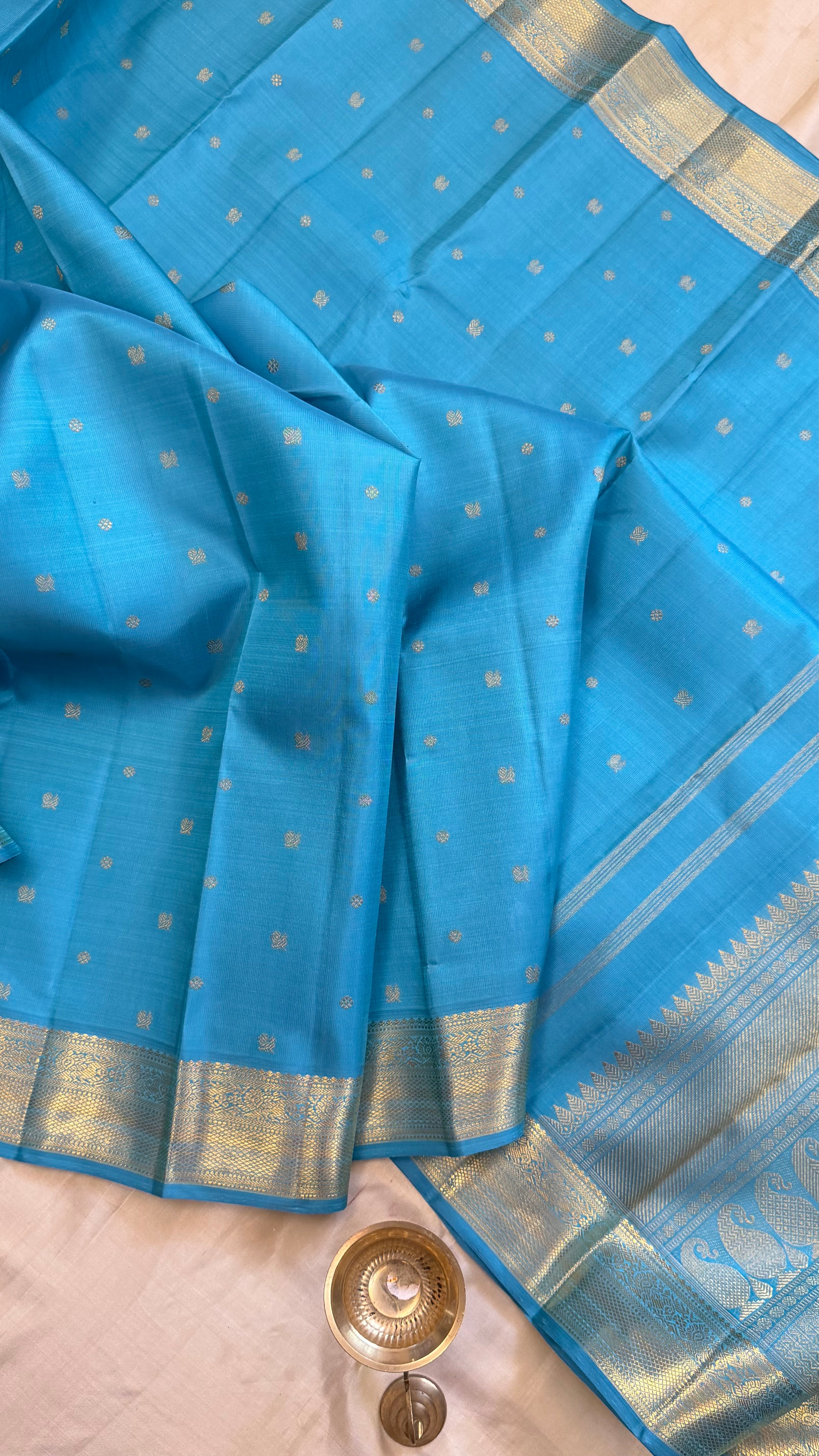 Sky blue annam and chakram butta/ Kanjipuram Silk