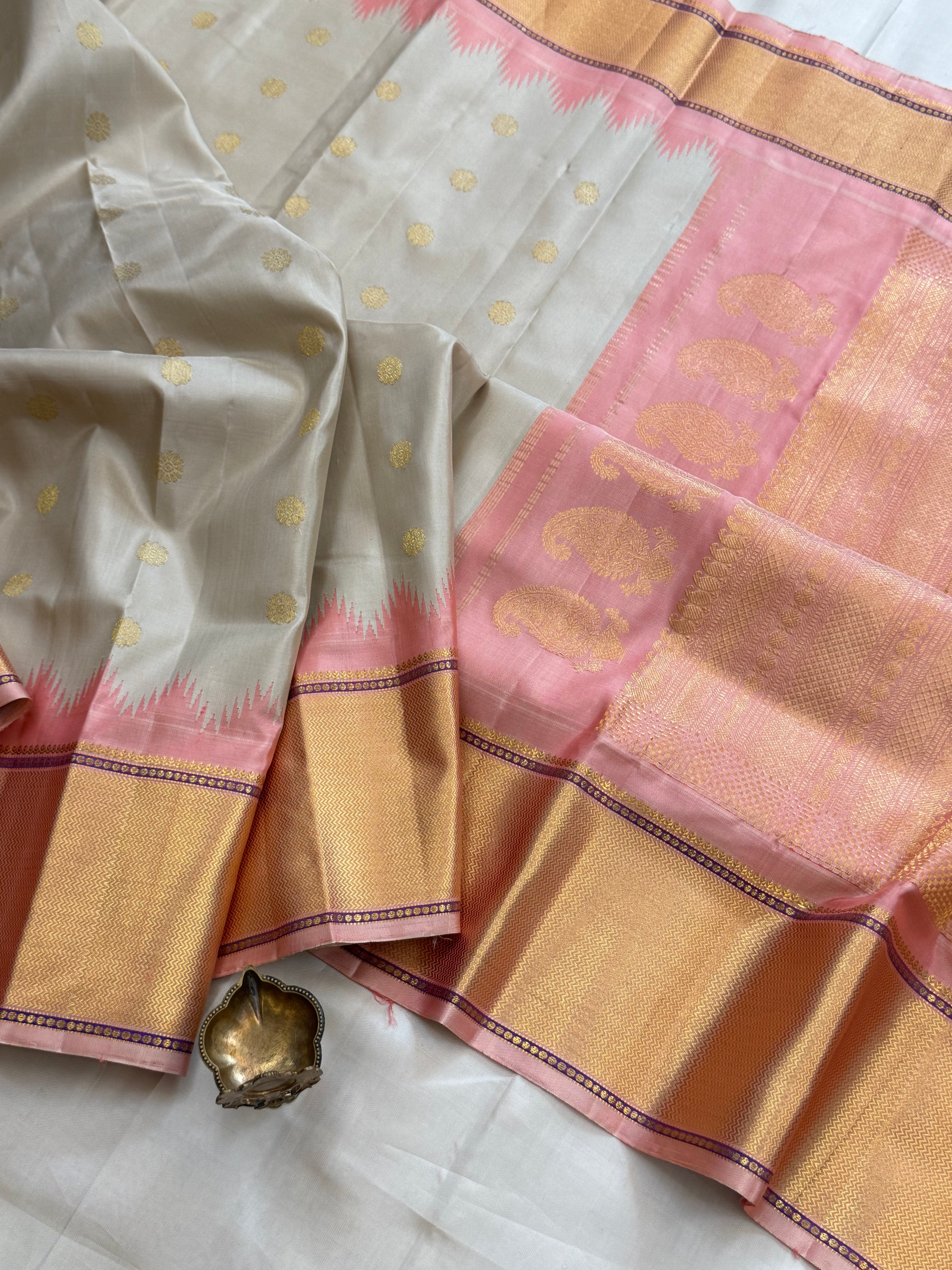 Cream body Butta with baby pink border/ Gadwal silk CLSA11305