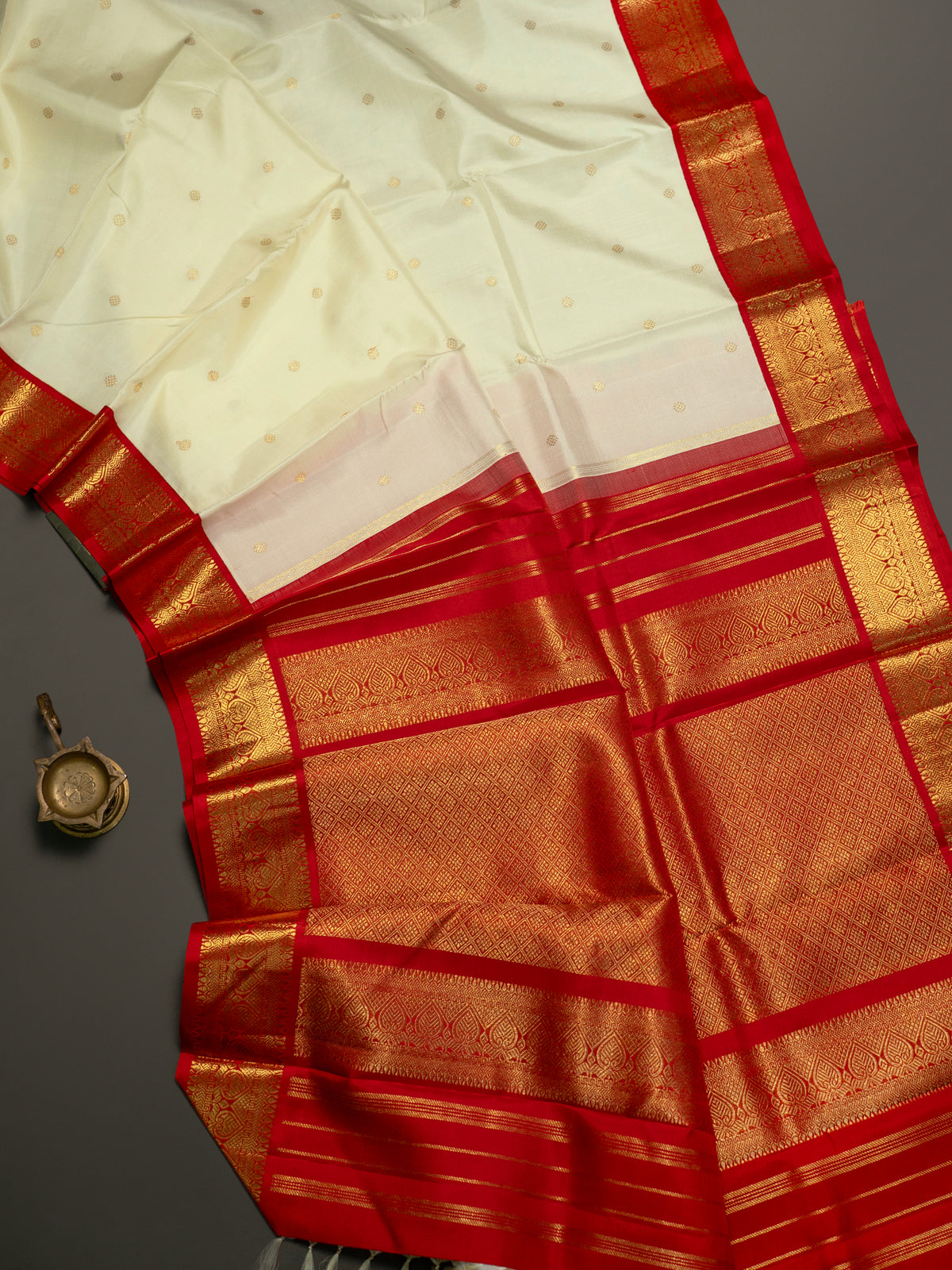 Off white jada Nagam pet Kanjipuram Silk Saree CLSA10387