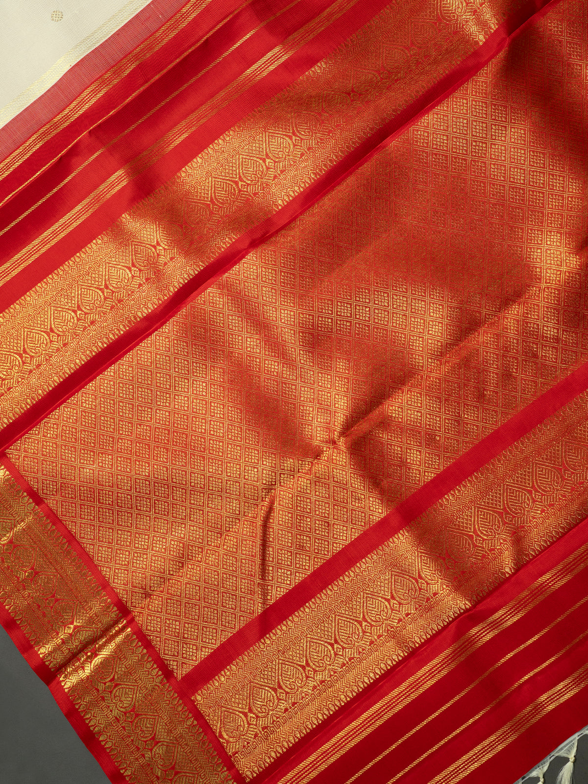 Off white jada Nagam pet Kanjipuram Silk Saree CLSA10387