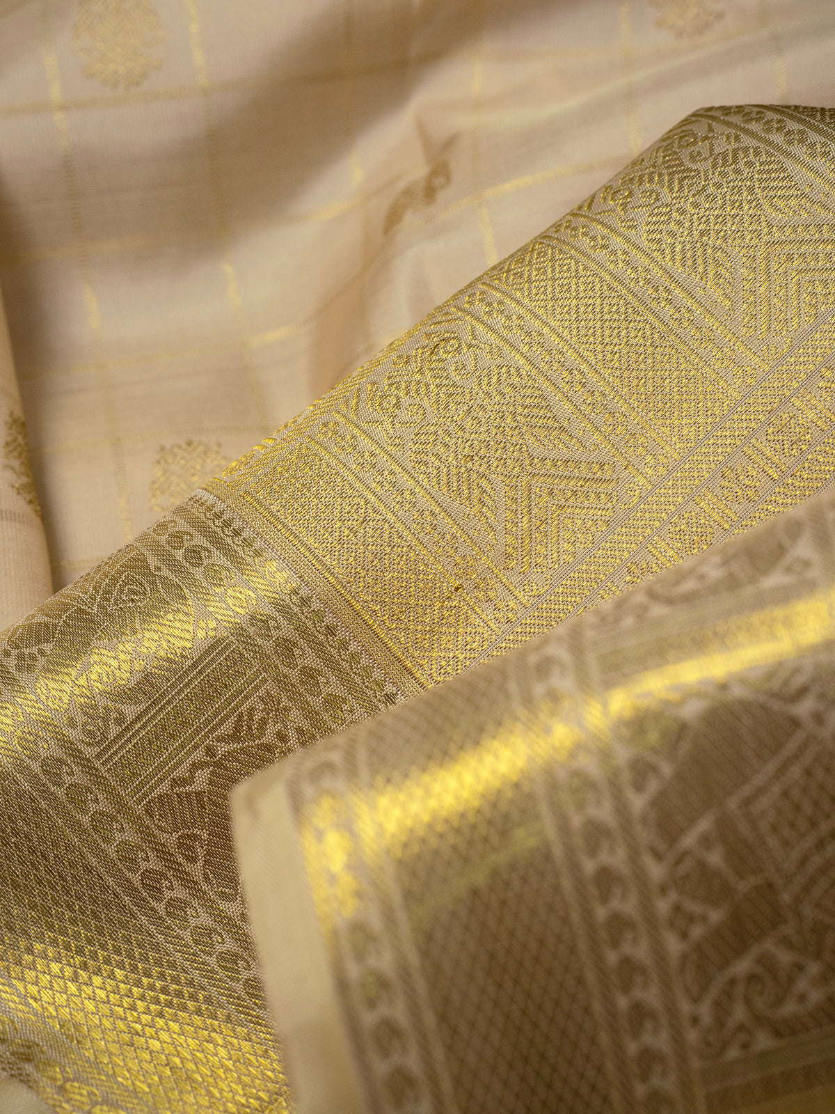 Cream Zari checks and butta/Kanjipuram Silk Saree CLSA11406