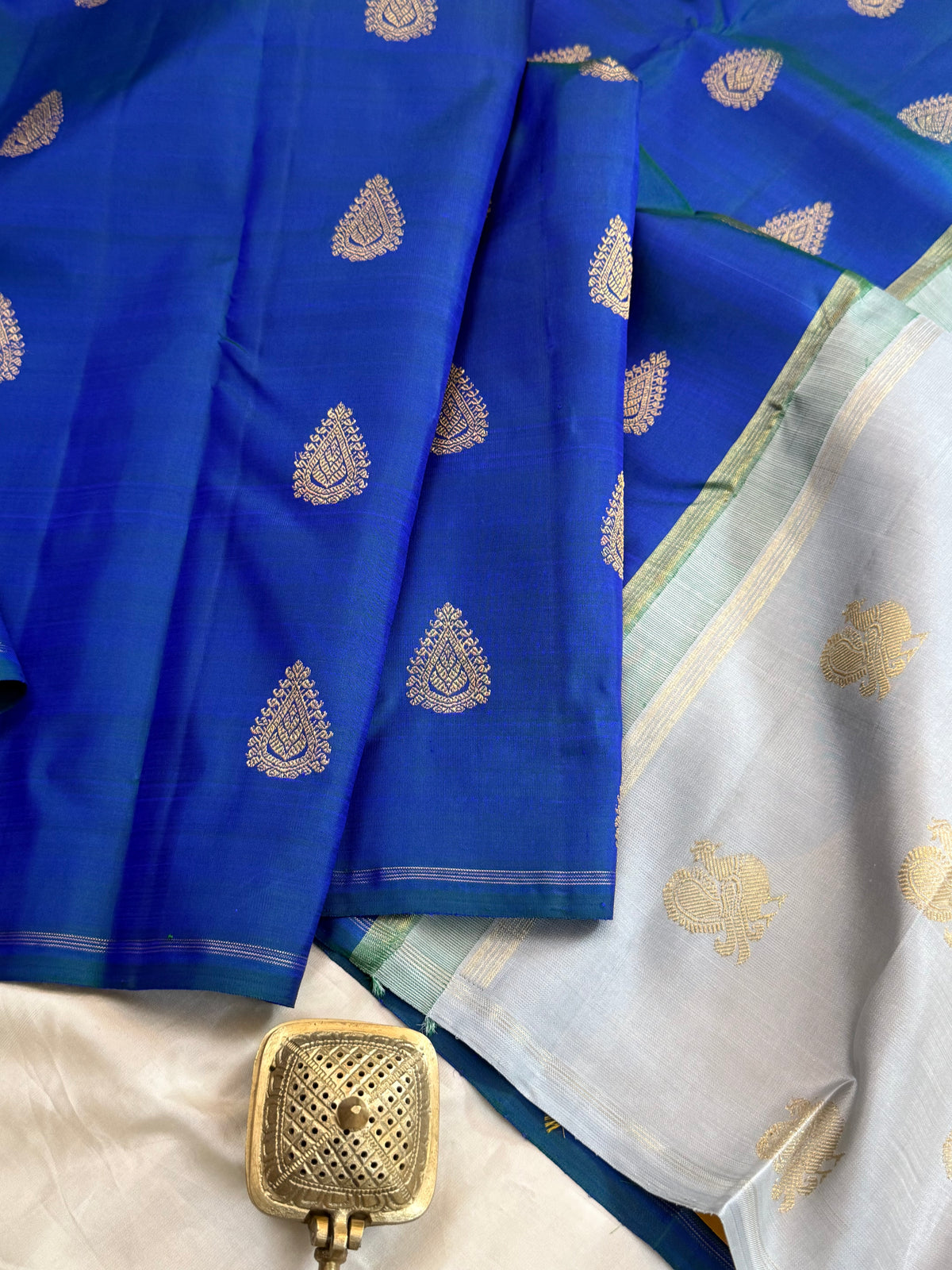 Mayilkazhuthu blue thilagam butta double pallu borderless/ Kanjipuram silk CLSA12817