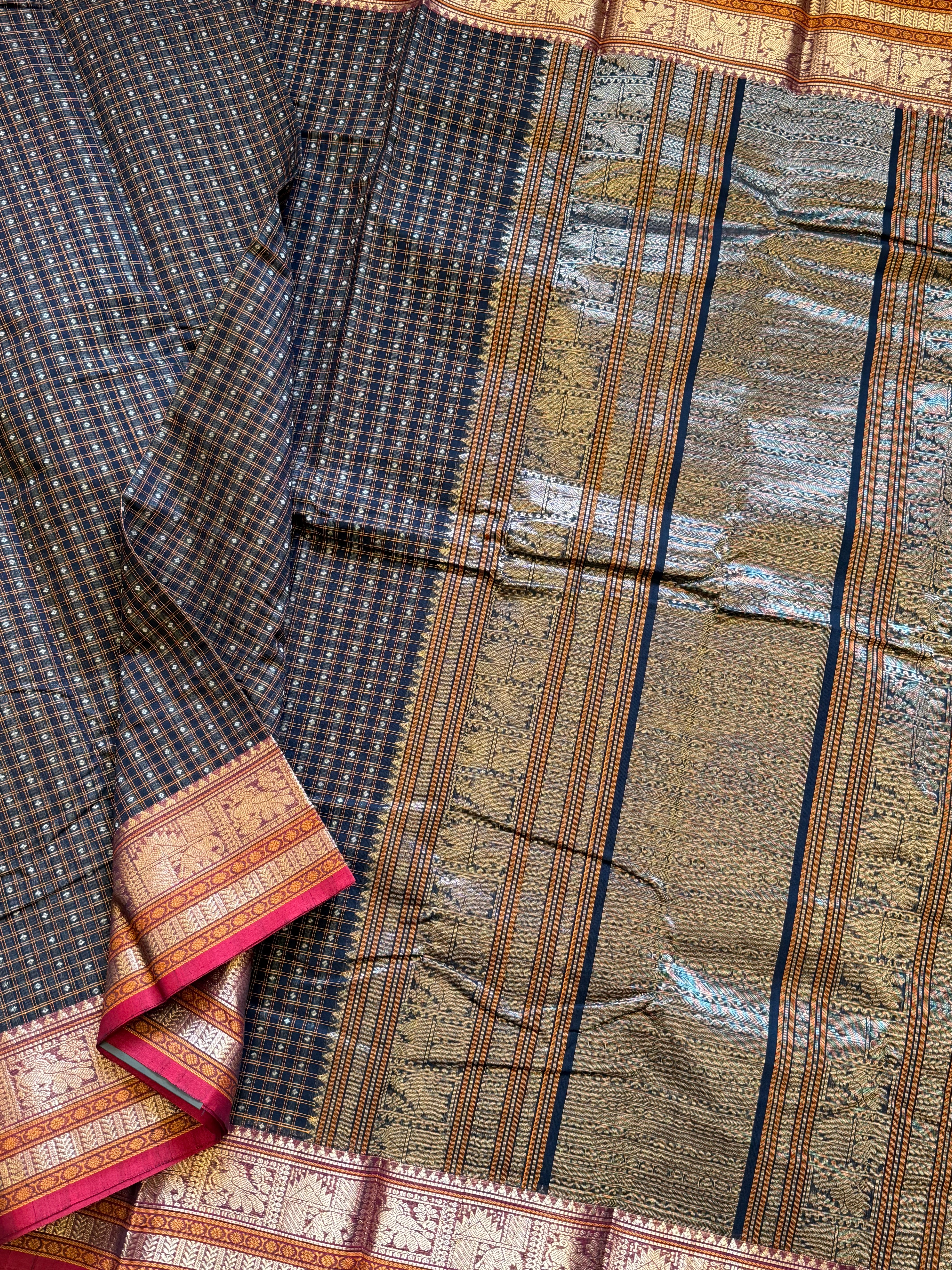 Black Zari pet diamond Laksham Butta / Kanchi cotton