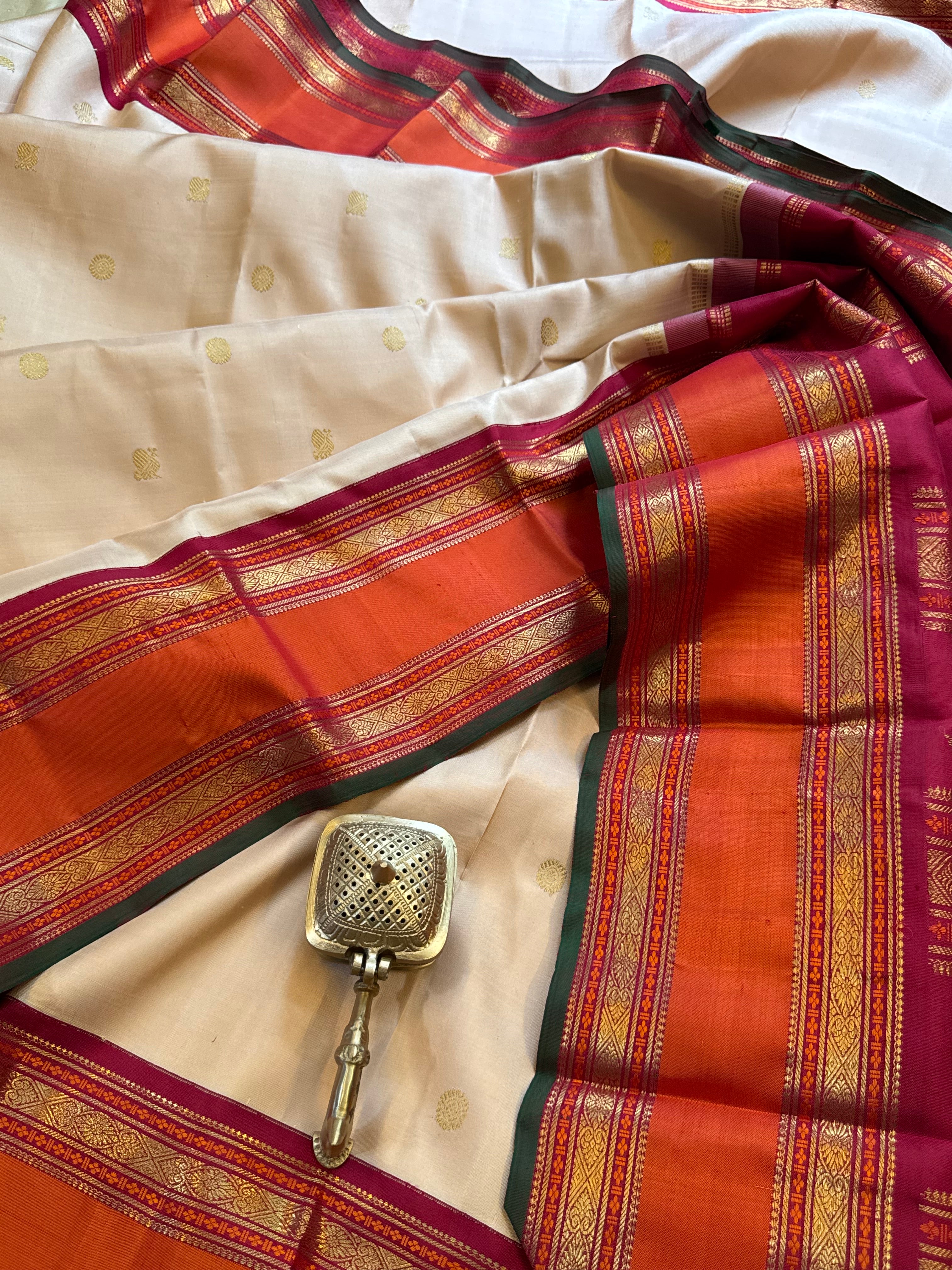 Off white retta pet Kai Korvai : Kanjipuram silk