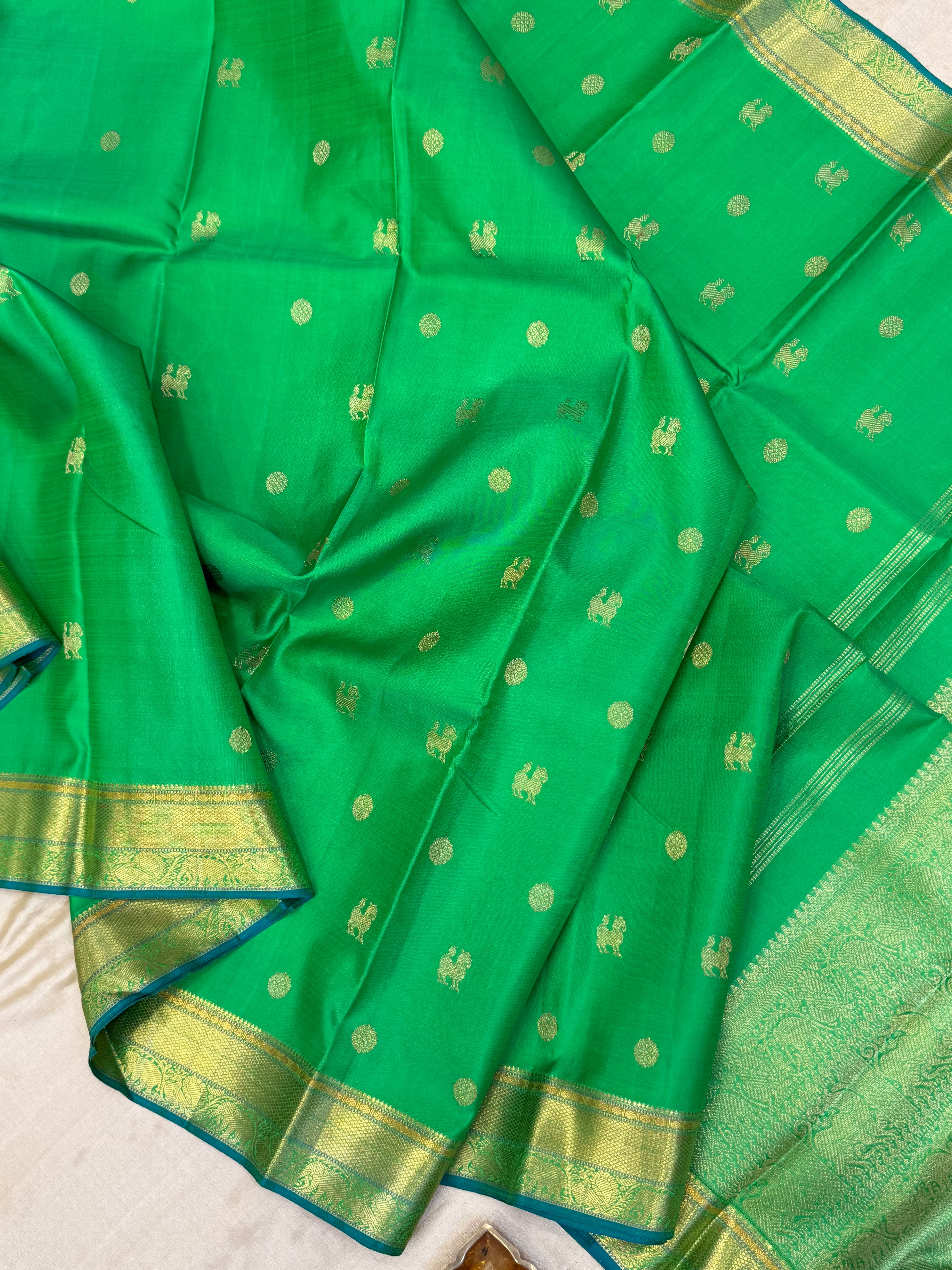 Kalyani : parrot green Kodi pet / kanjipuram silk