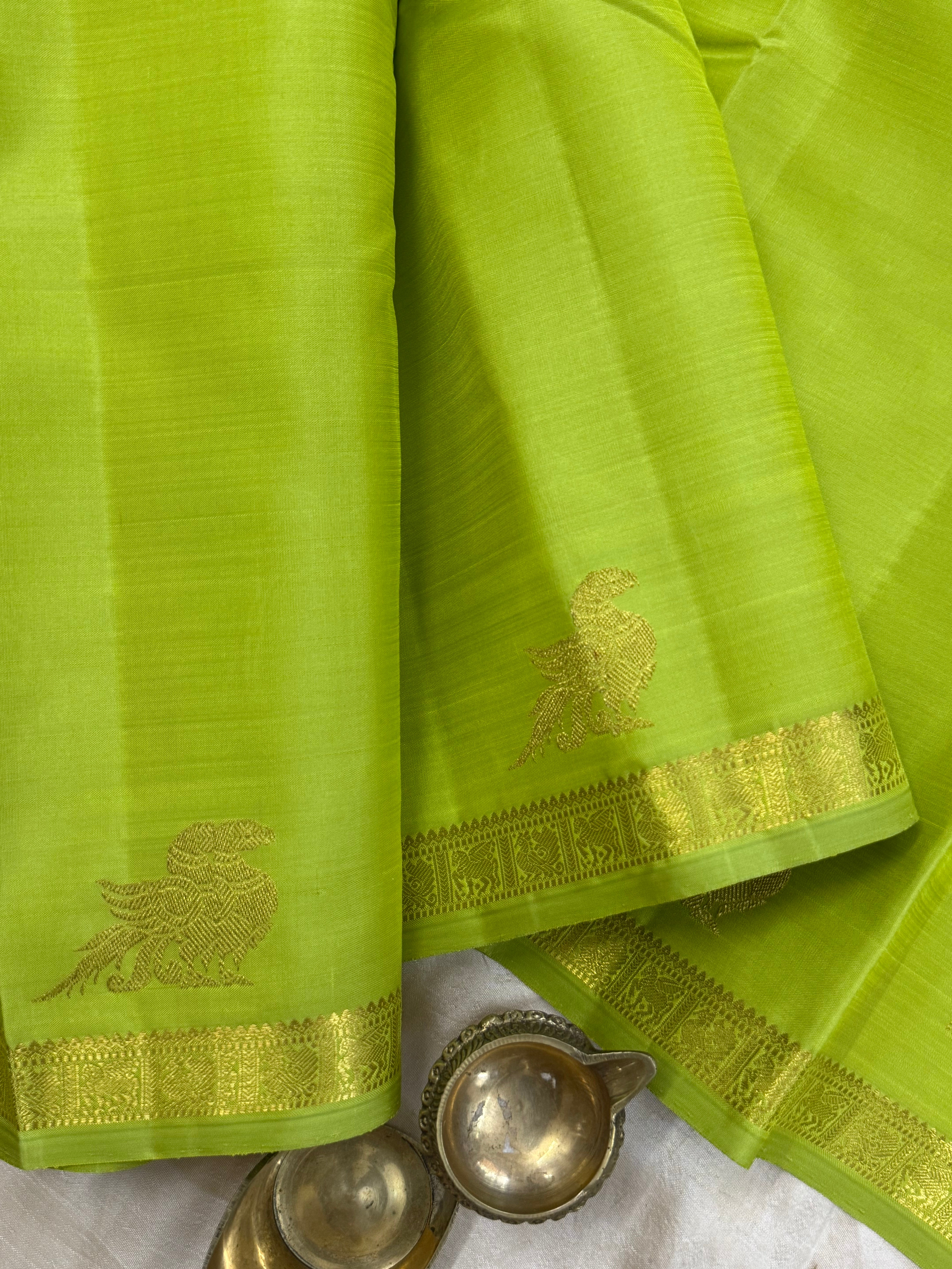 Parrot green kili border butta / Kanjipuram silk