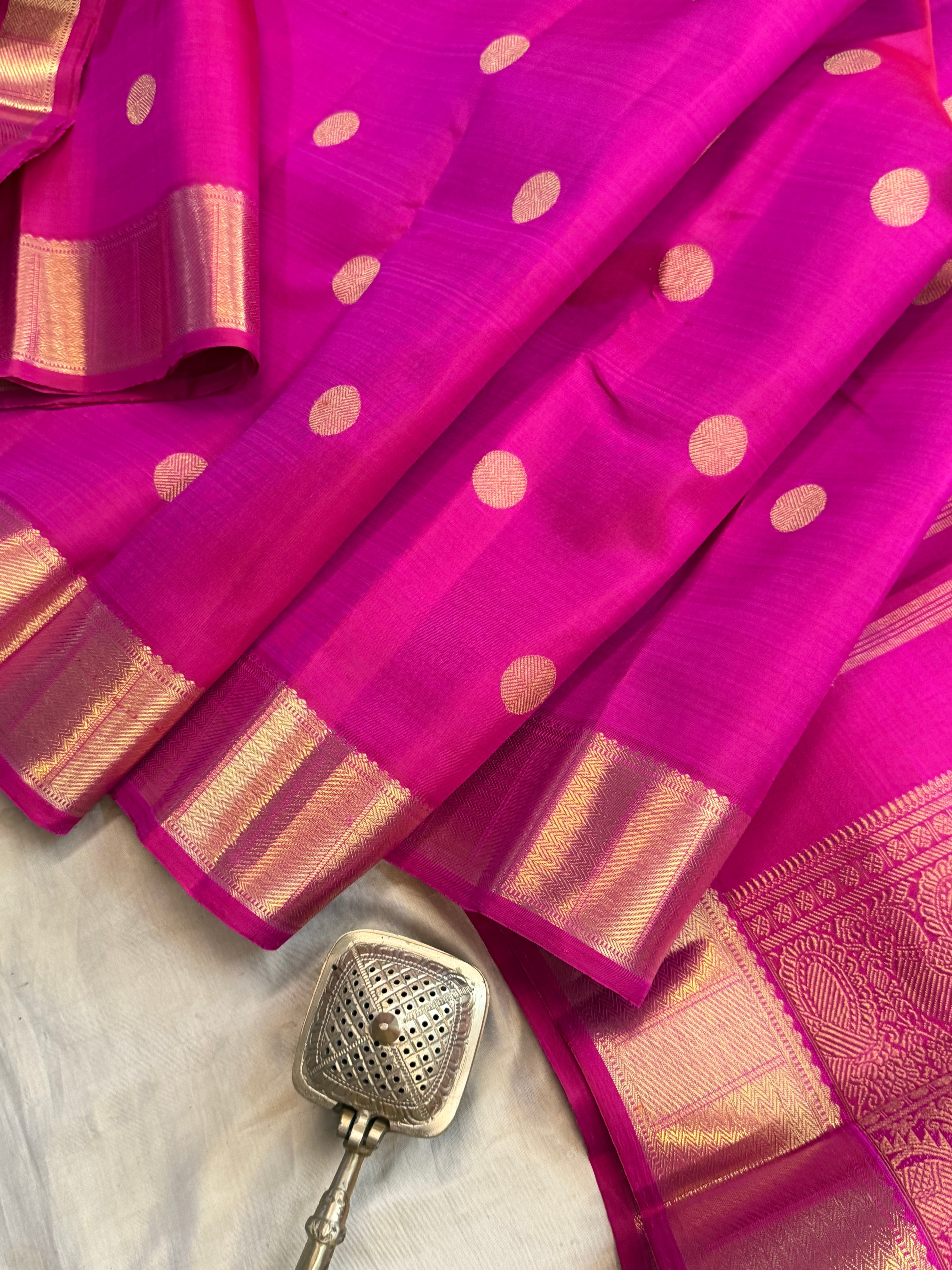 Moha : Rani pink round Butta pure Zari Kanjipuram silk
