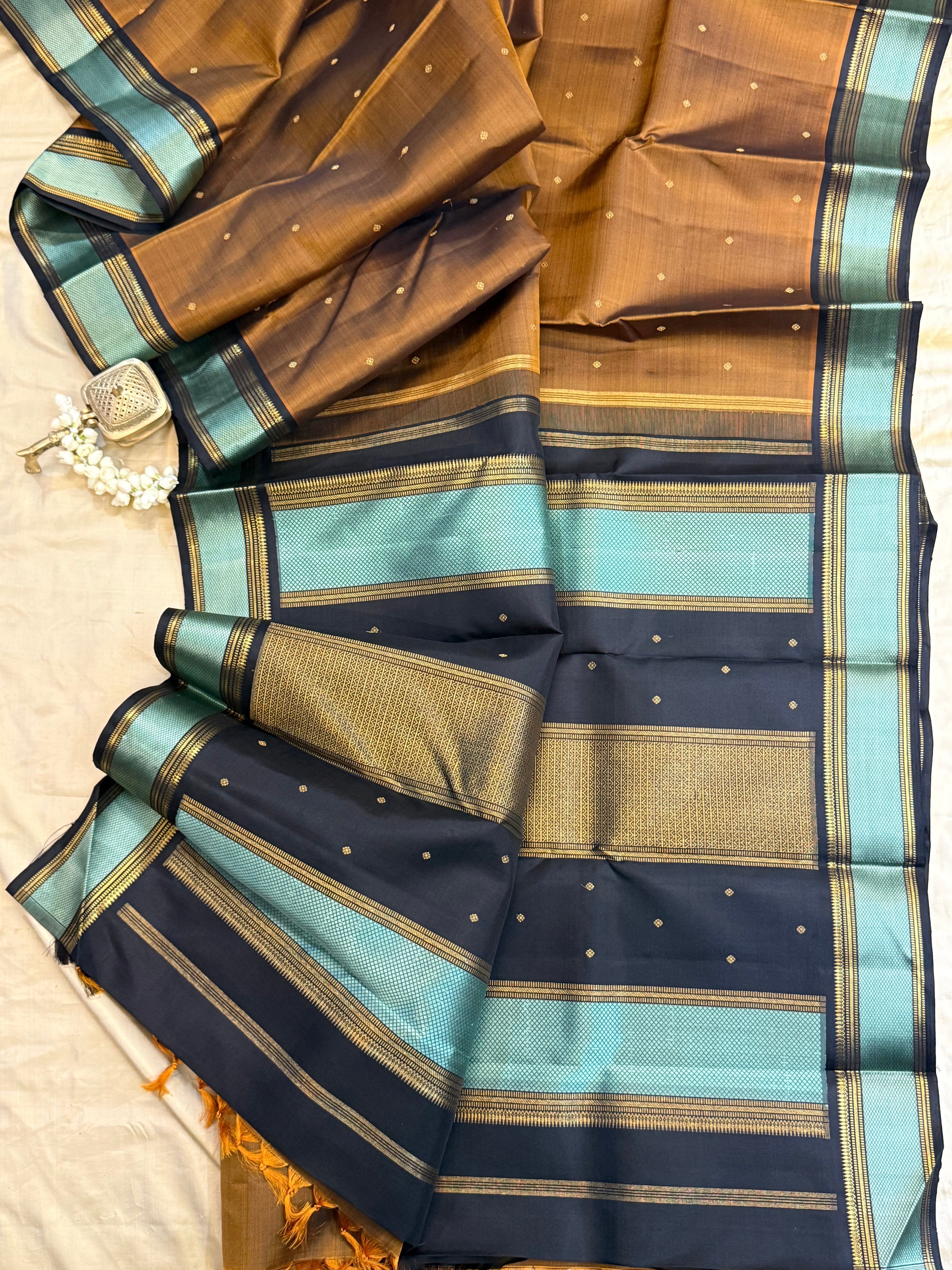 Brown unique thread and zari pallu / Kanjipuram silk CL8202