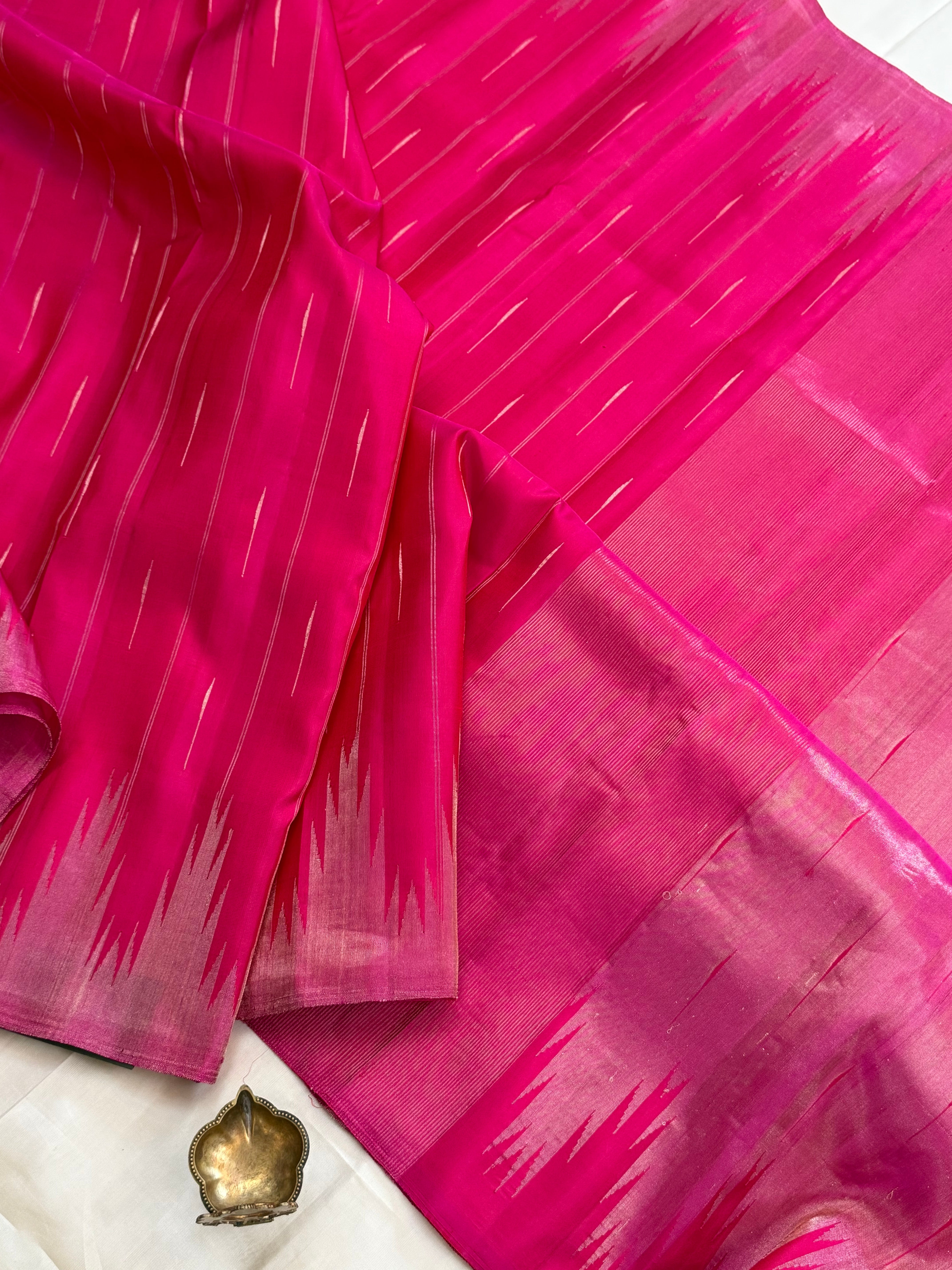 Fuchsia pink malli Moggu body with 8 kol border / Gadwal silk CLSA11300