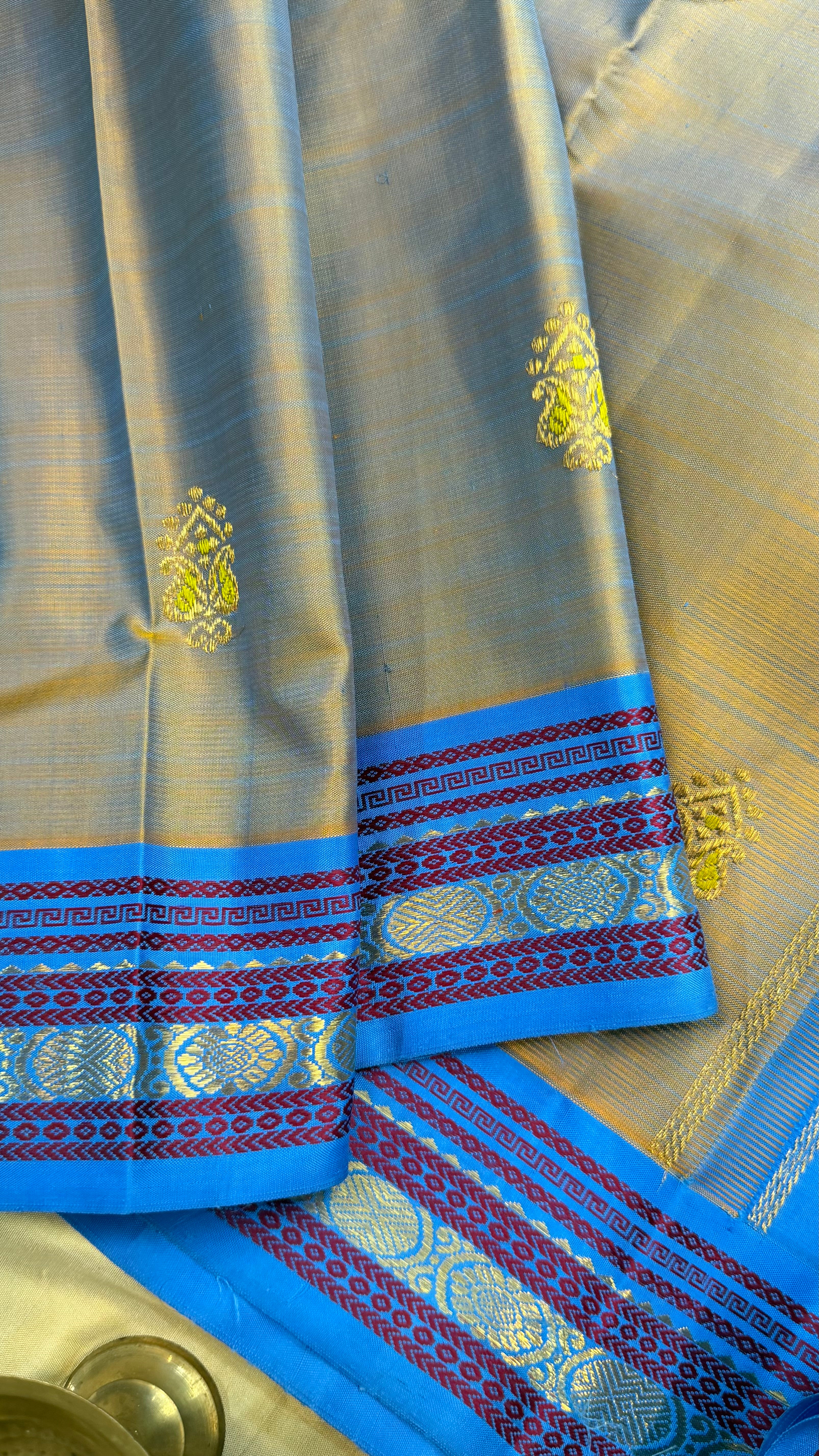 Dual tone Meena Butta master weaver / Kanjipuram silk