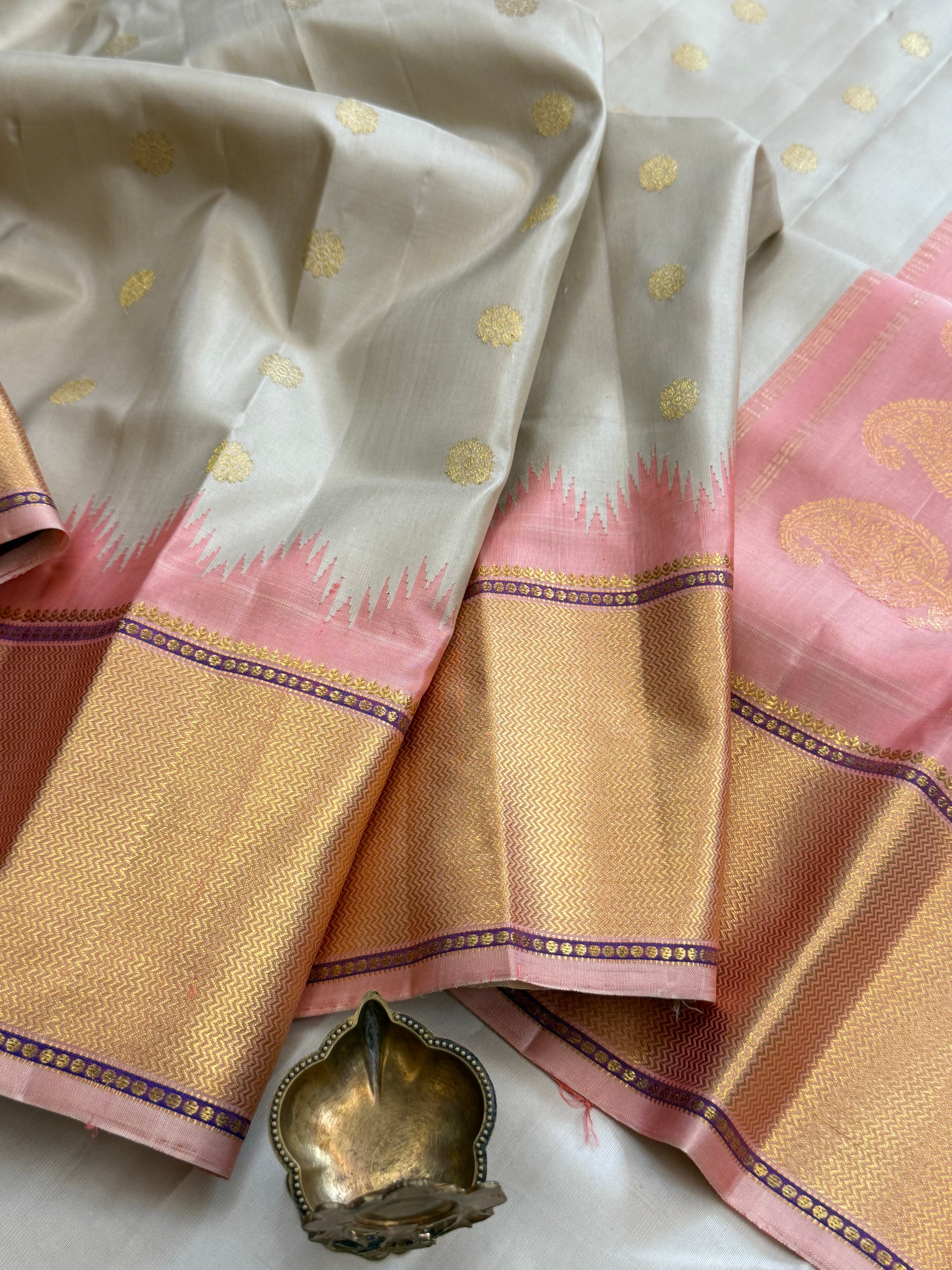 Cream body Butta with baby pink border/ Gadwal silk CLSA11305