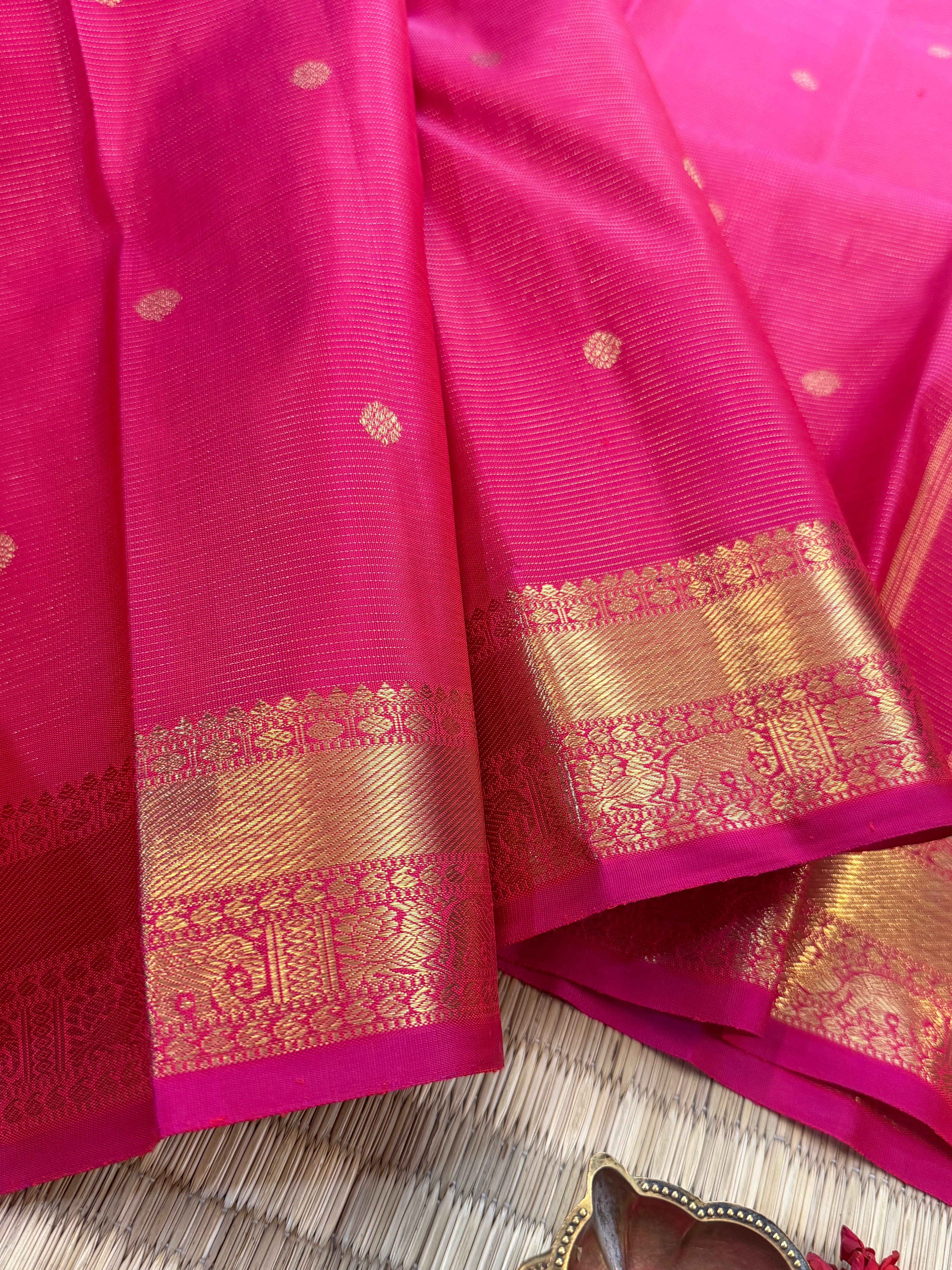Mann : pink Vairaoosi earthy hues in pure Zari Kanjipuram silk