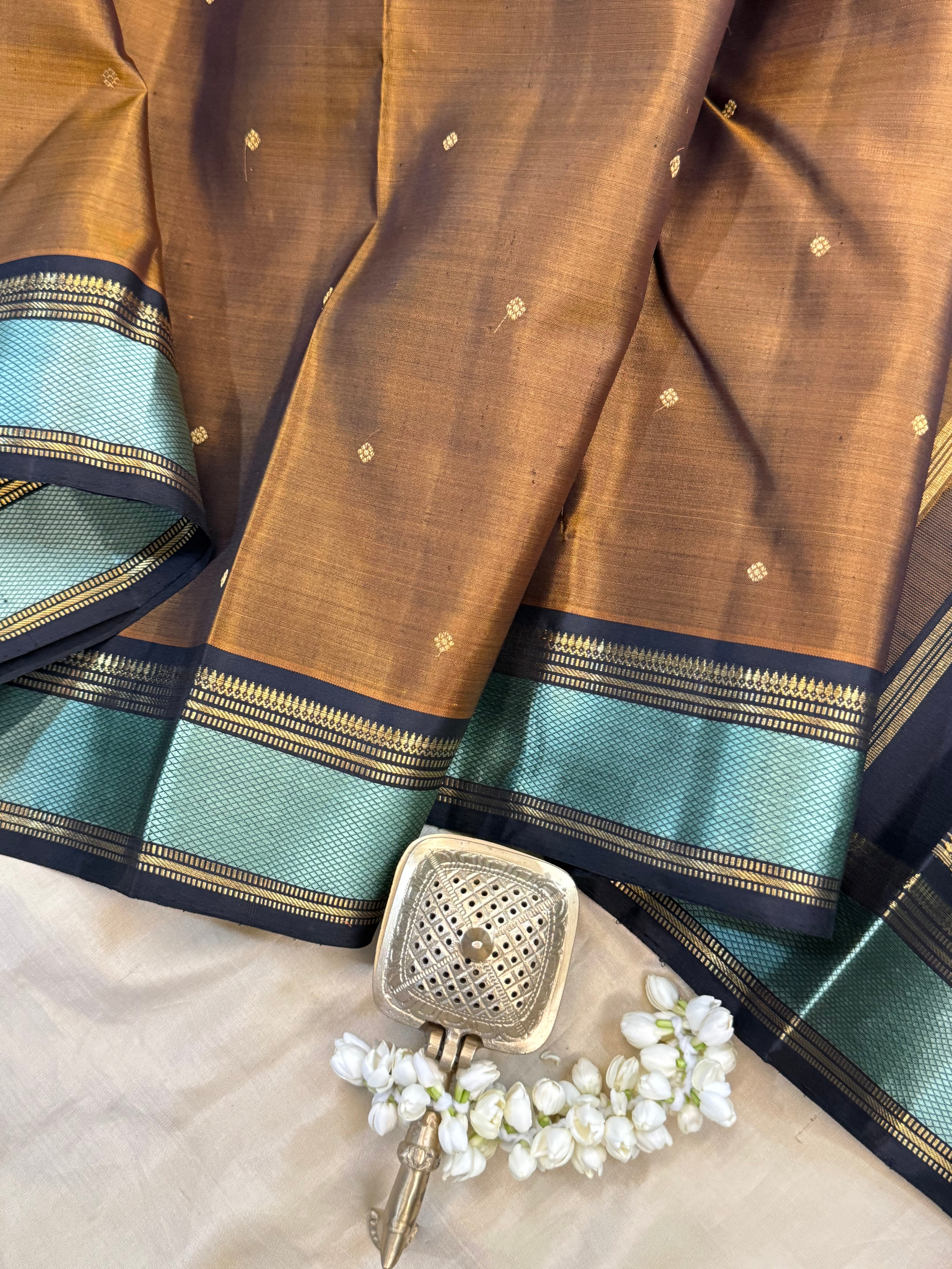 Brown unique thread and zari pallu / Kanjipuram silk CL8202