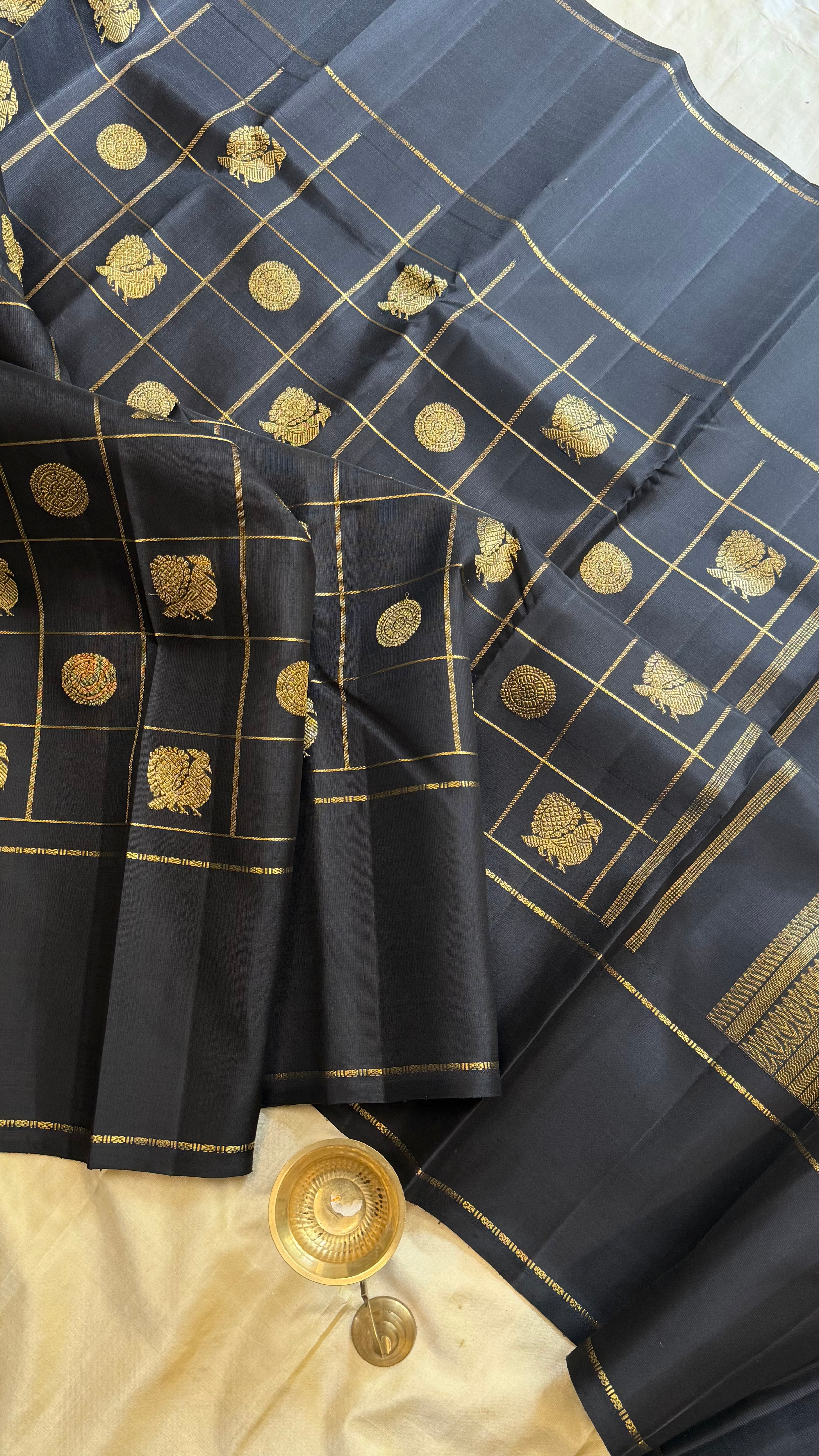 Vizhli: Black Kattam Annam chakram Butta / Kanjipuram silk