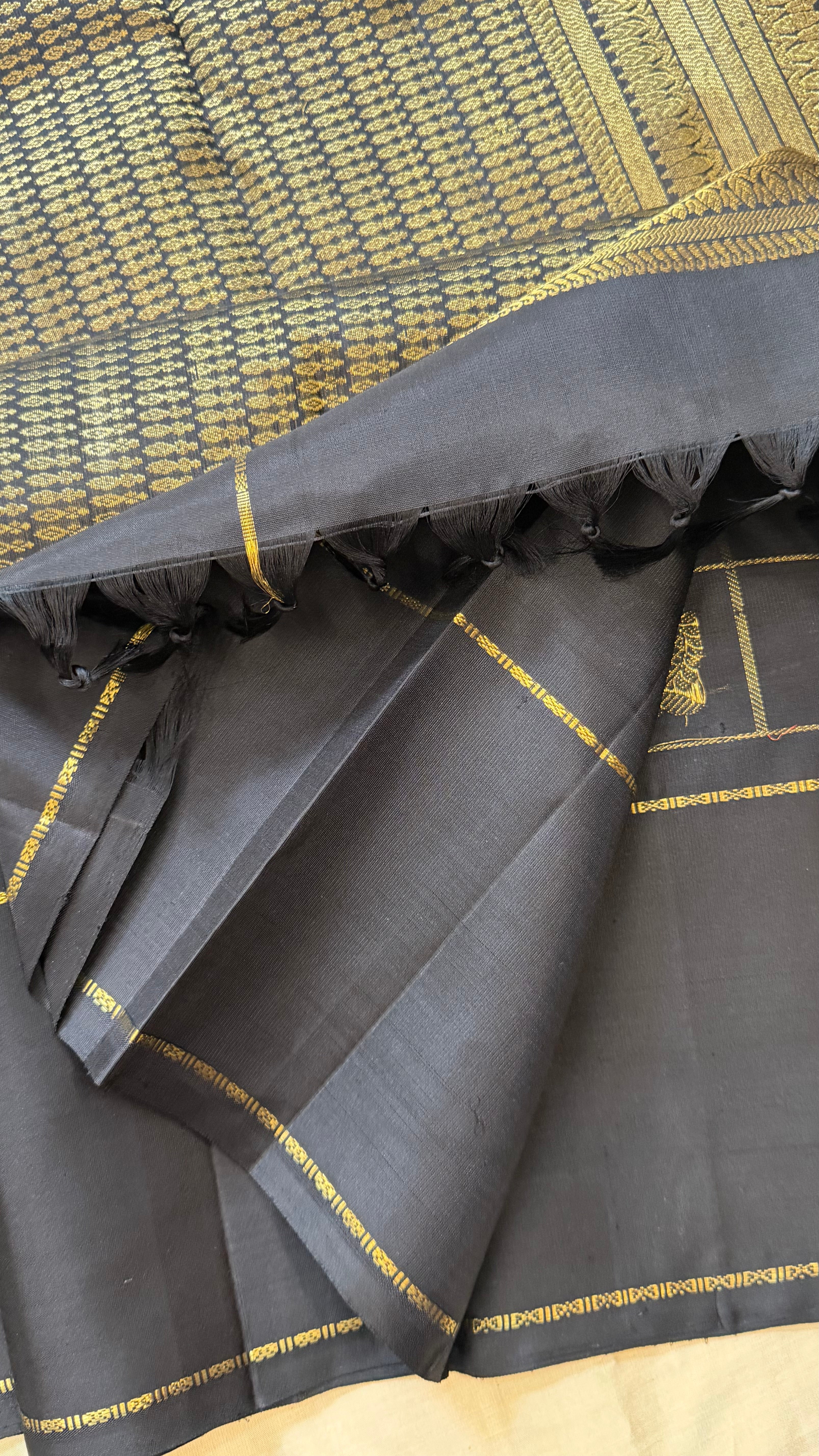 Vizhli: Black Kattam Annam chakram Butta / Kanjipuram silk