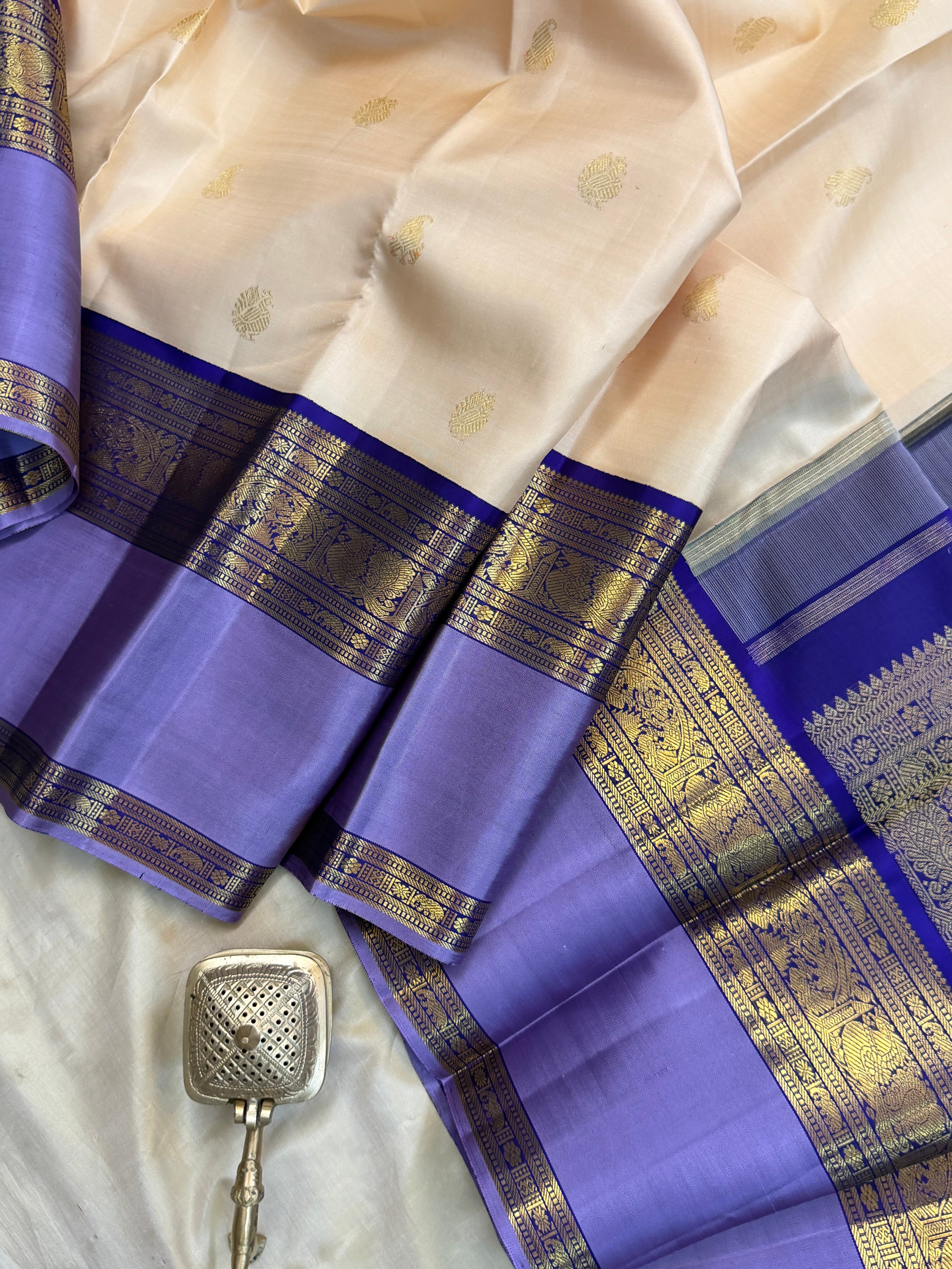 Onam collection: cream Korvai kaal erangina border / pure zari Kanjipuram silk