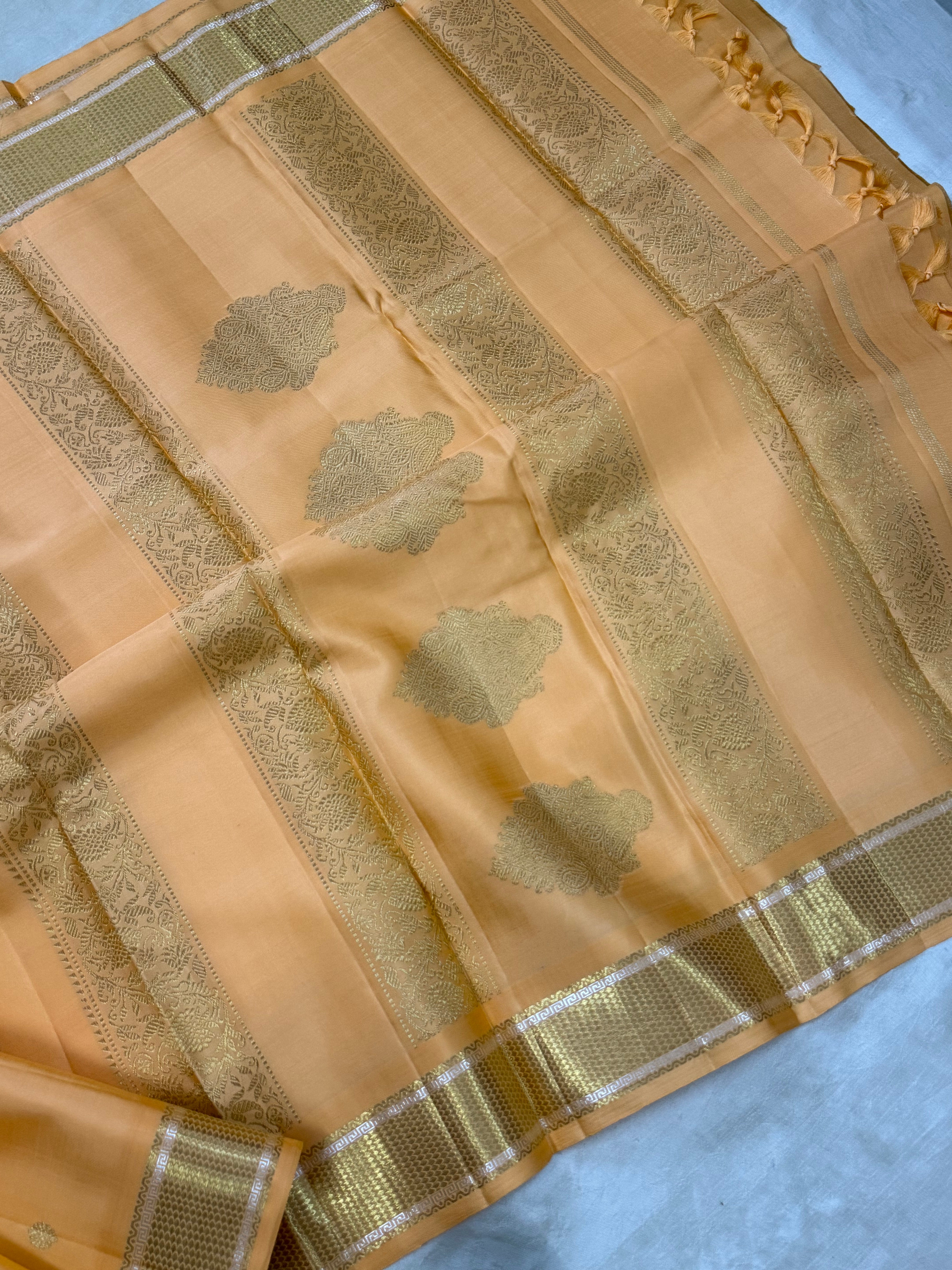 Master weaver - lite kanagabaram/ Kanjipuram silk