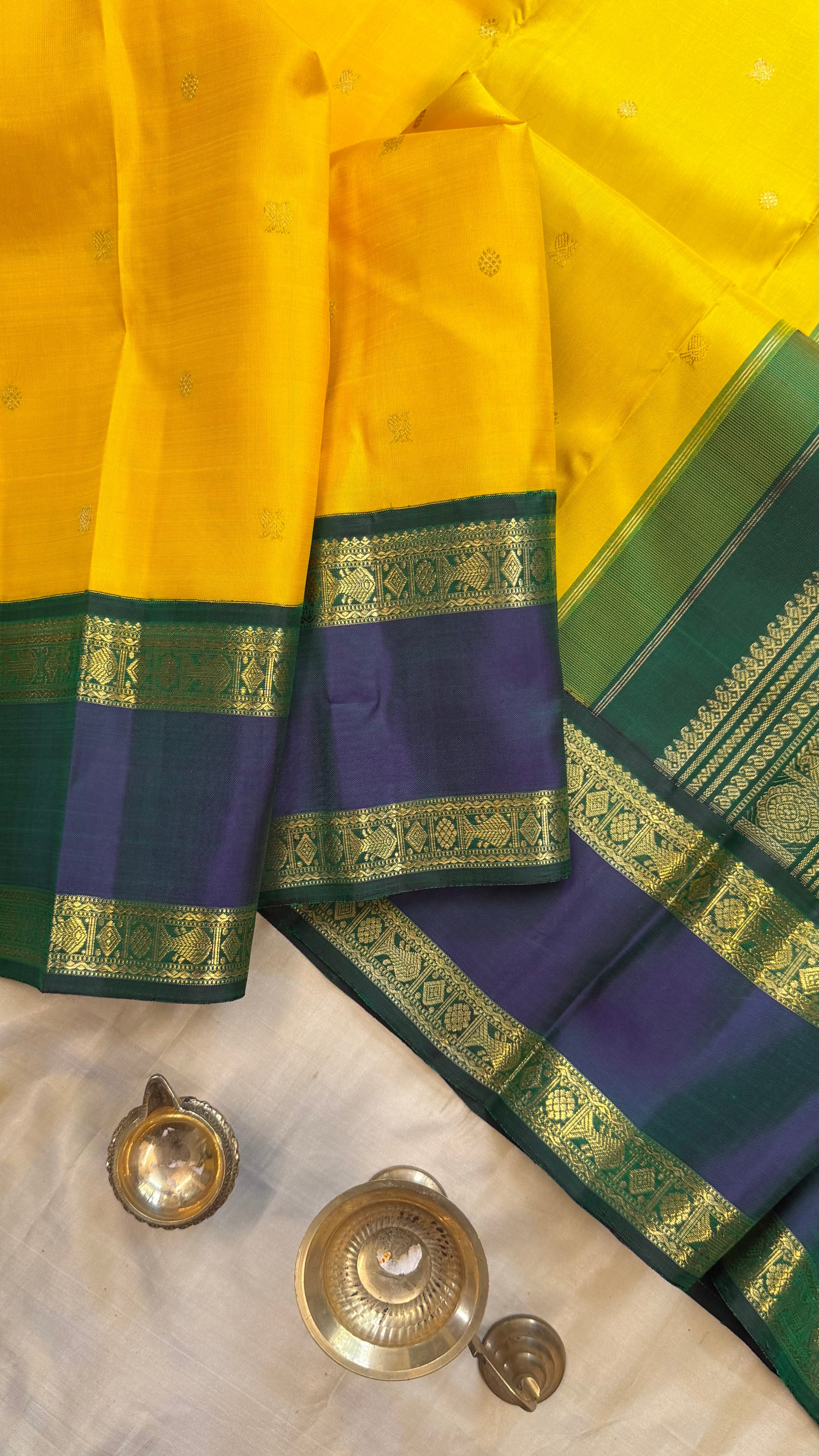 Manjal and mayilkazhuthu green retta pet border Kai Korvai / Kanjipuram silk