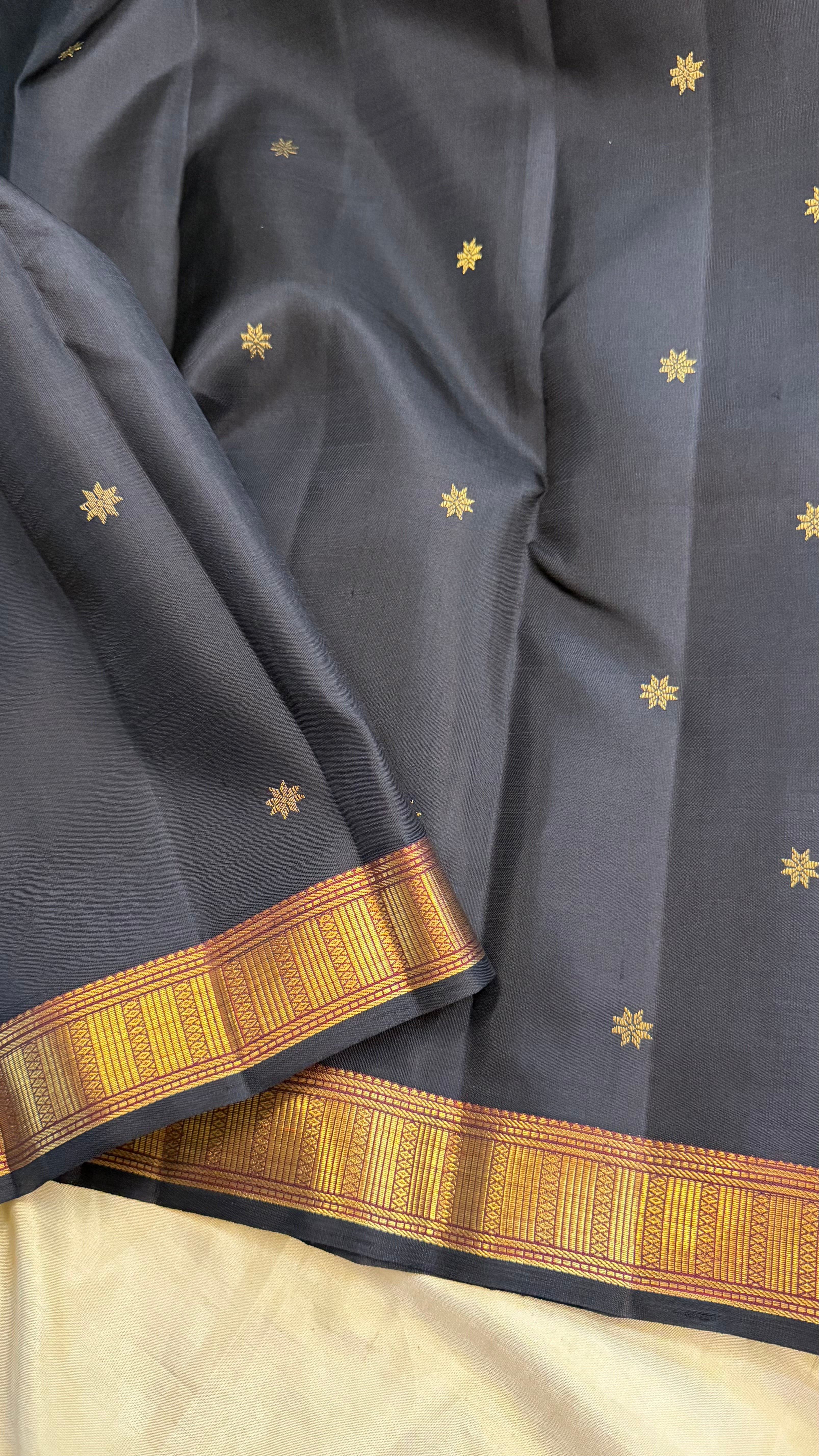 Black Kamalam Butta / Kanjipuram silk saree