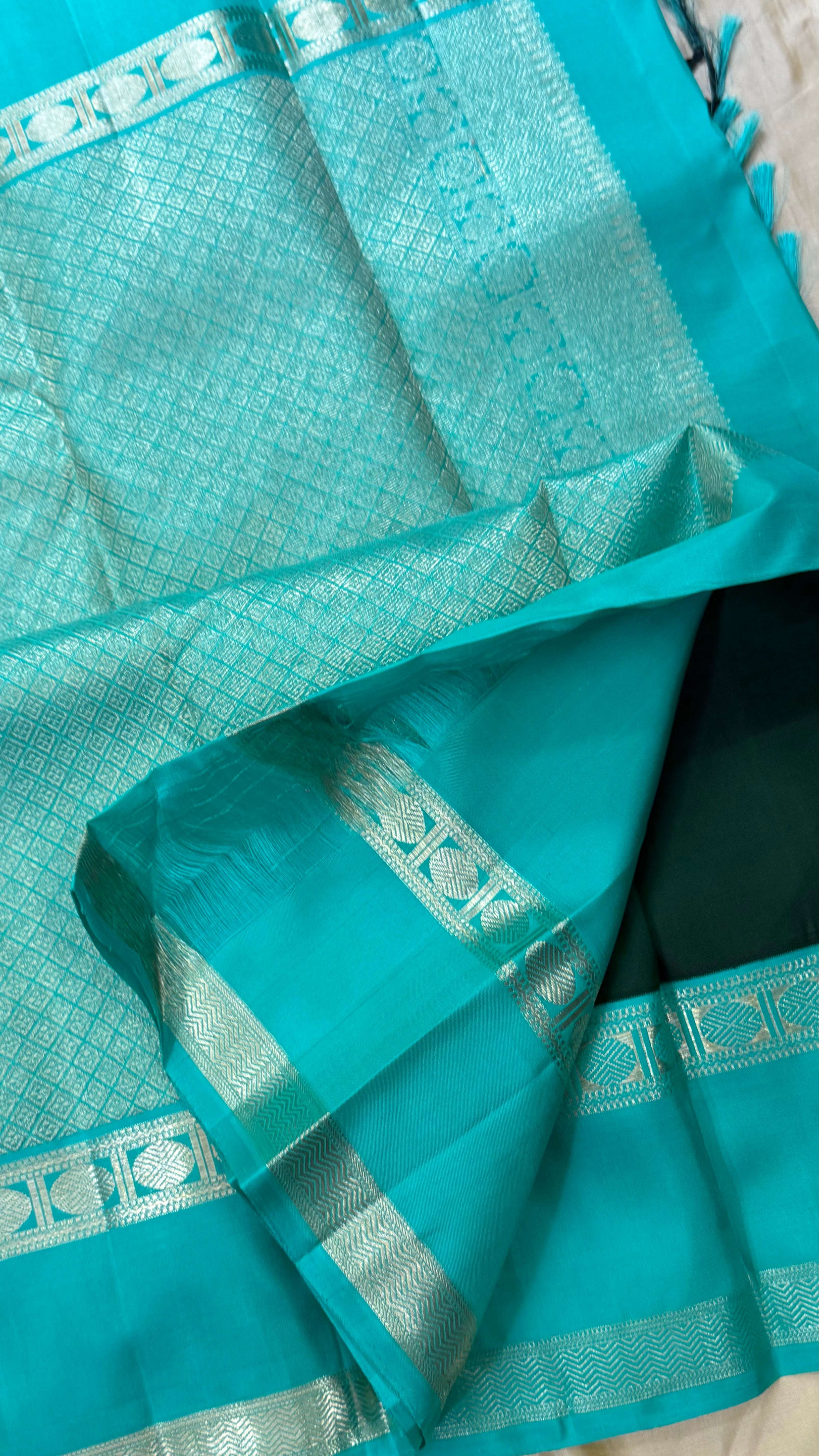 Amoha : Green Laksham Butta Korvai Kanjipuram silk 9101CL
