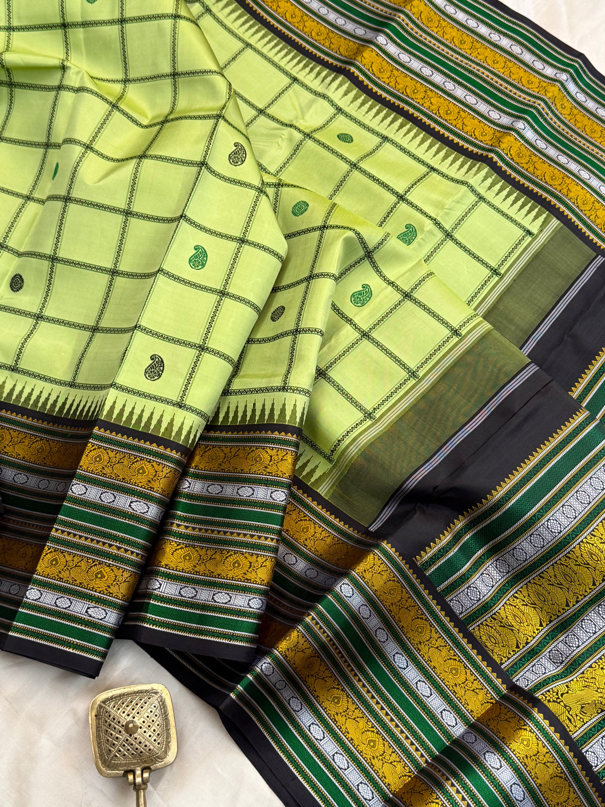 Lite green and black kattam butta / Special edition kanjipuram silk