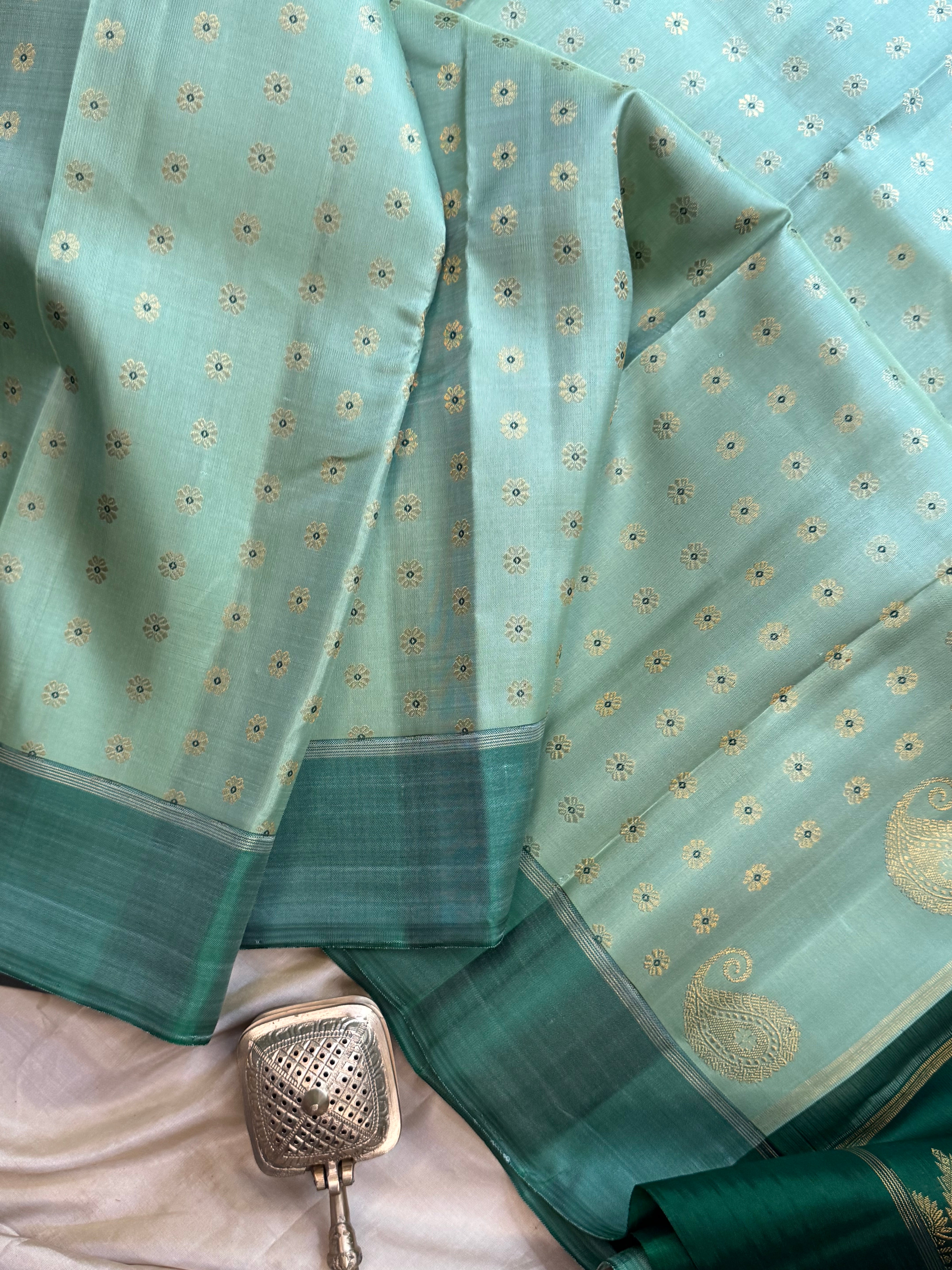 Pista green meenakari Thodar butta / Kanjipuram silk