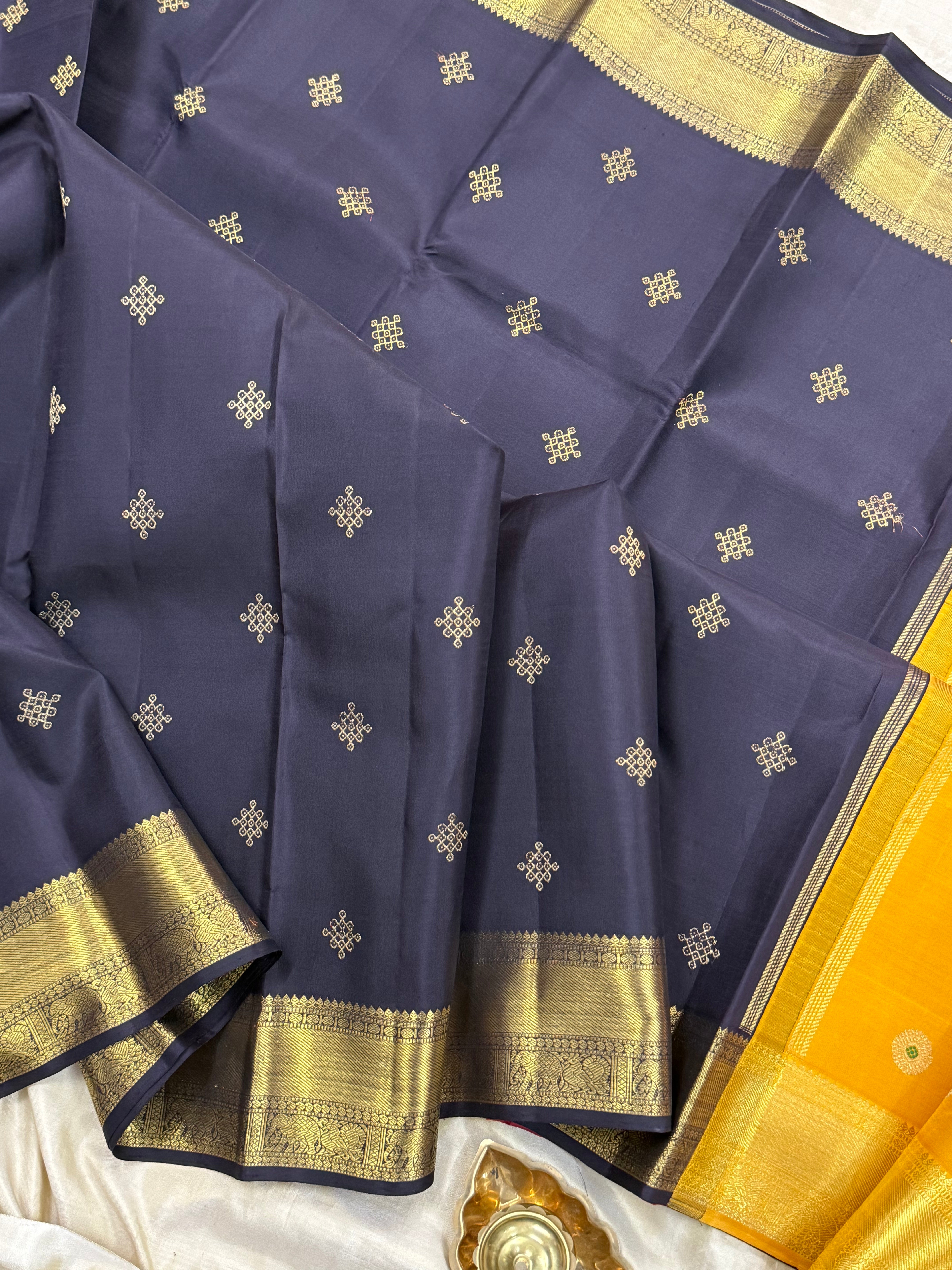 Black kolam butta double color pallu / Kanjipuram Silk CL8220