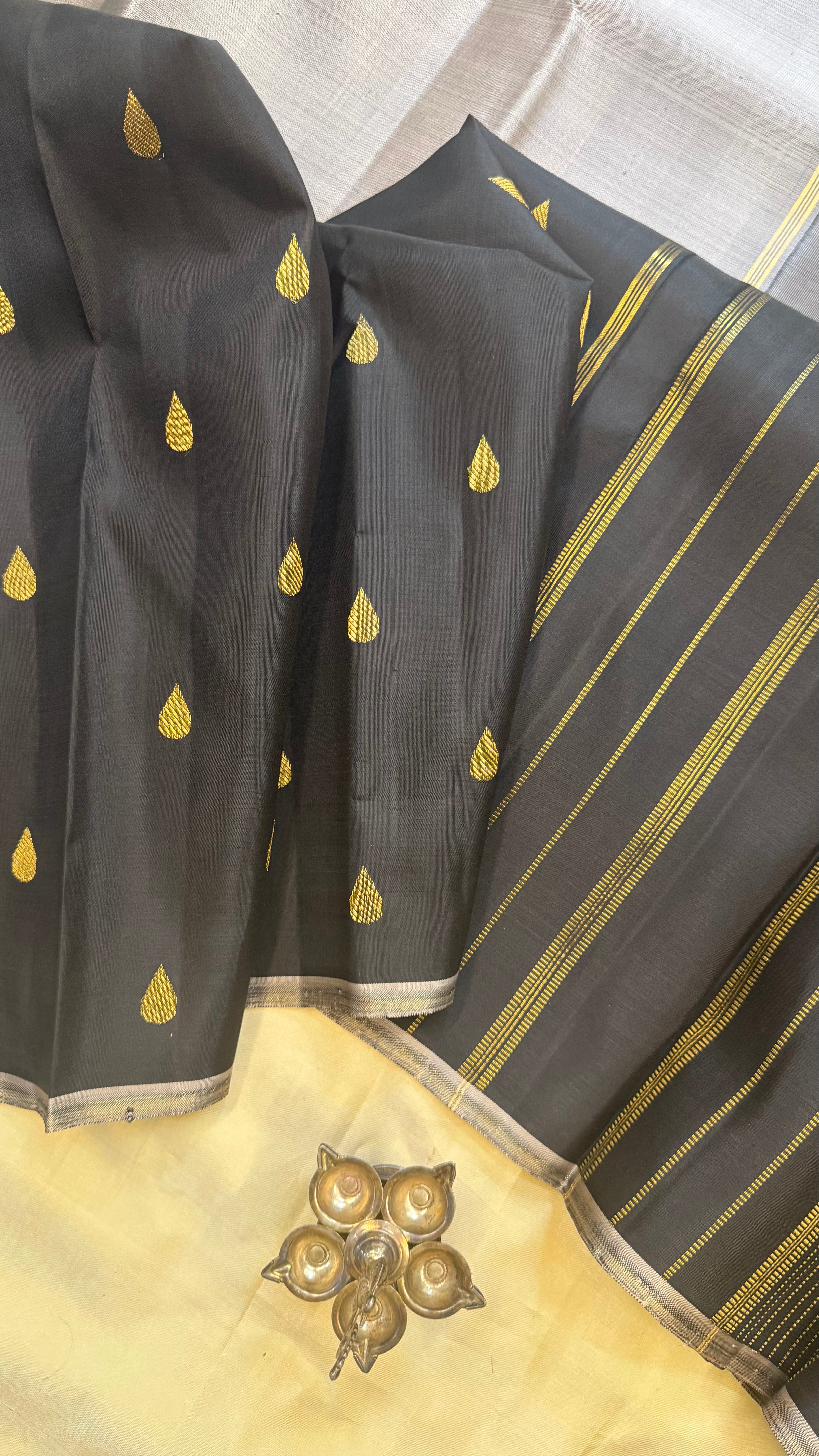 Half and half thilagam Butta / Kanjipuram silk