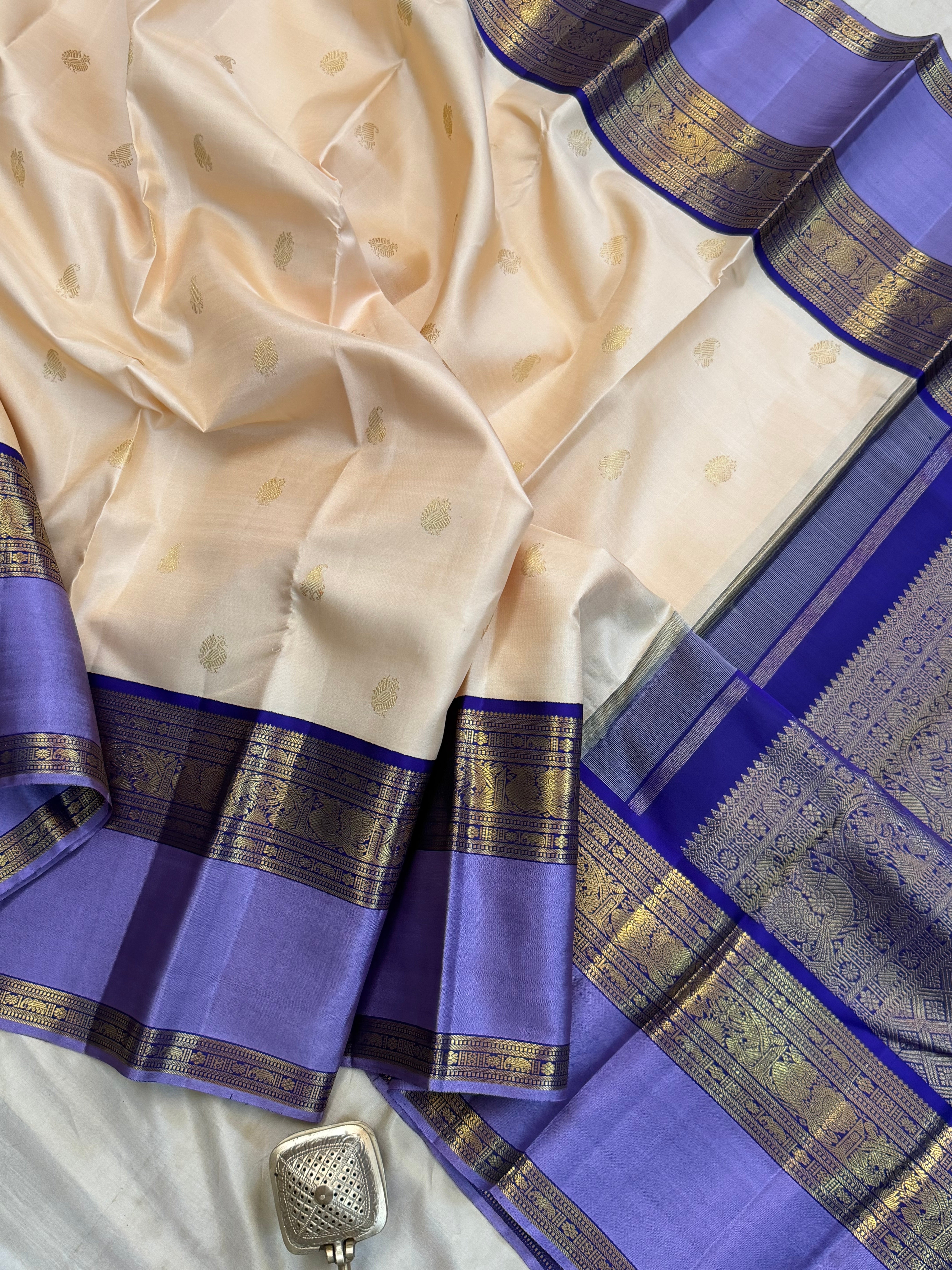 Onam collection: cream Korvai kaal erangina border / pure zari Kanjipuram silk