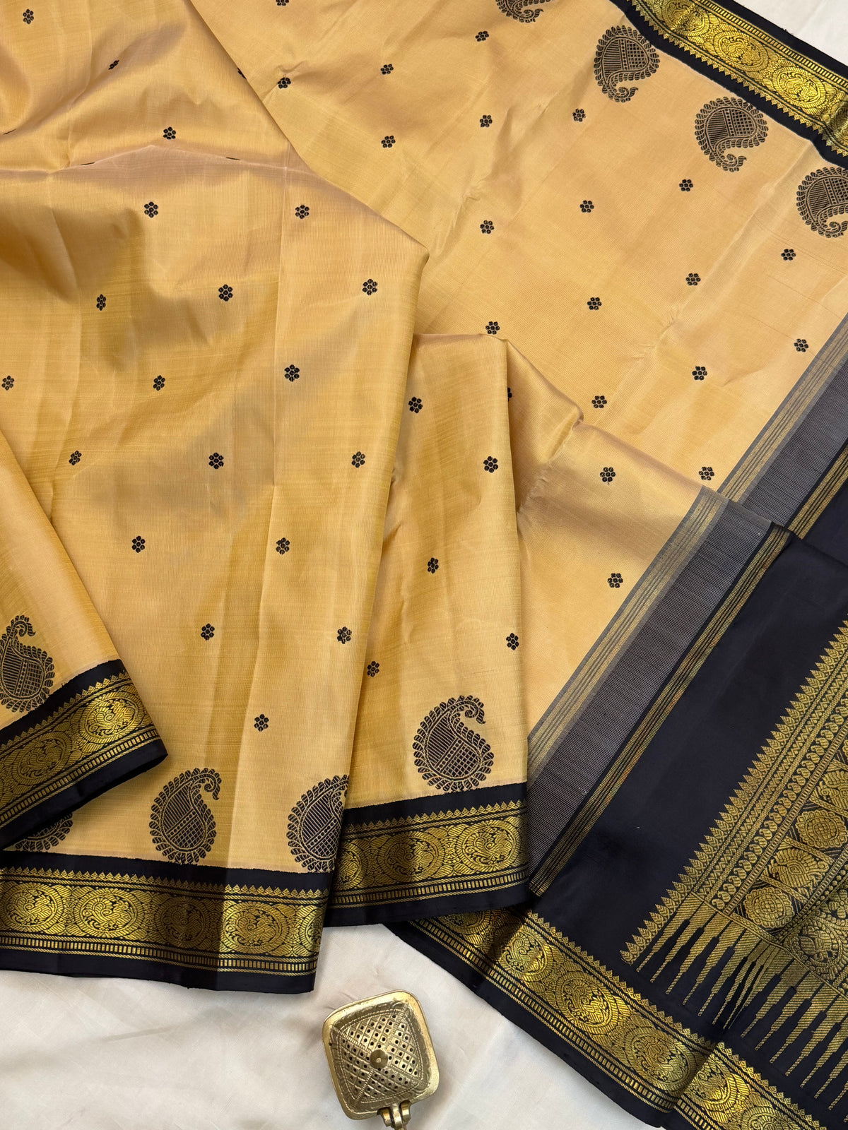 Vintage style thread Butta Kai Korvai / pure Zari Kanjipuram silk