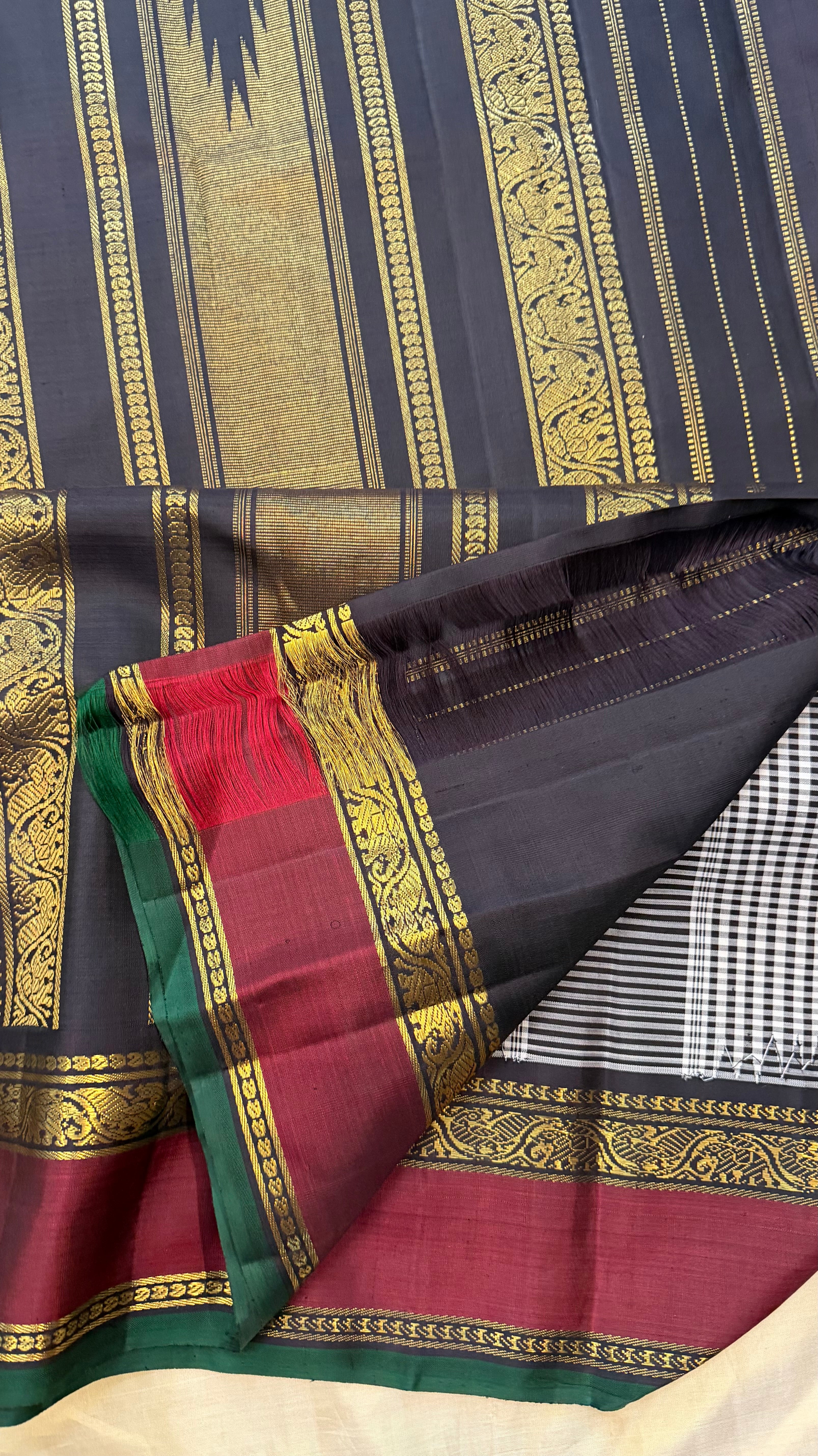 Black and white podi Kattam Korvai / Kanjipuram silk