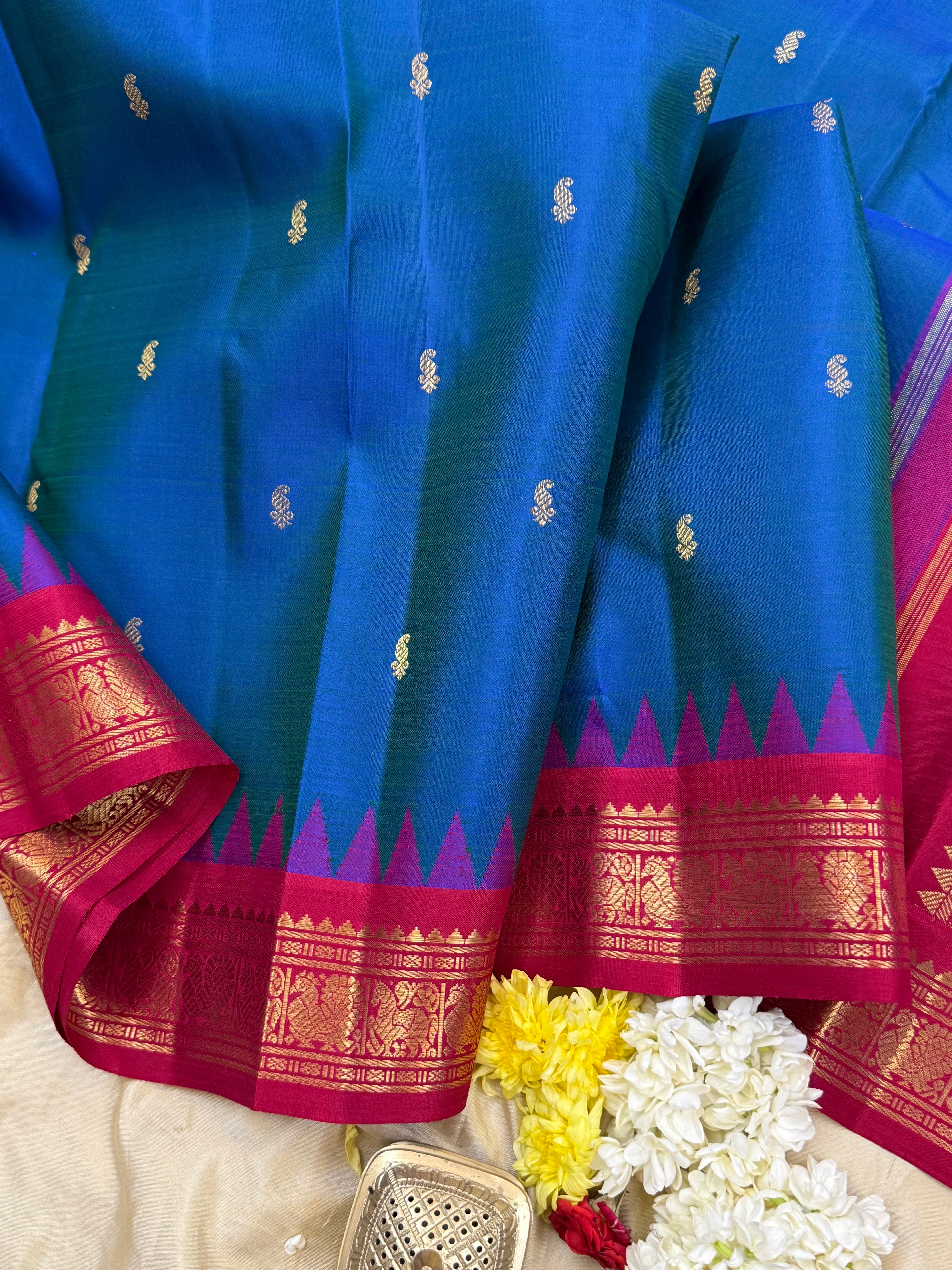 MAYILKAZHUTHU BODY WITH ARAKU TEMPLE SMALL KORVAI/ KANJIPURAM SILK CLSA10559