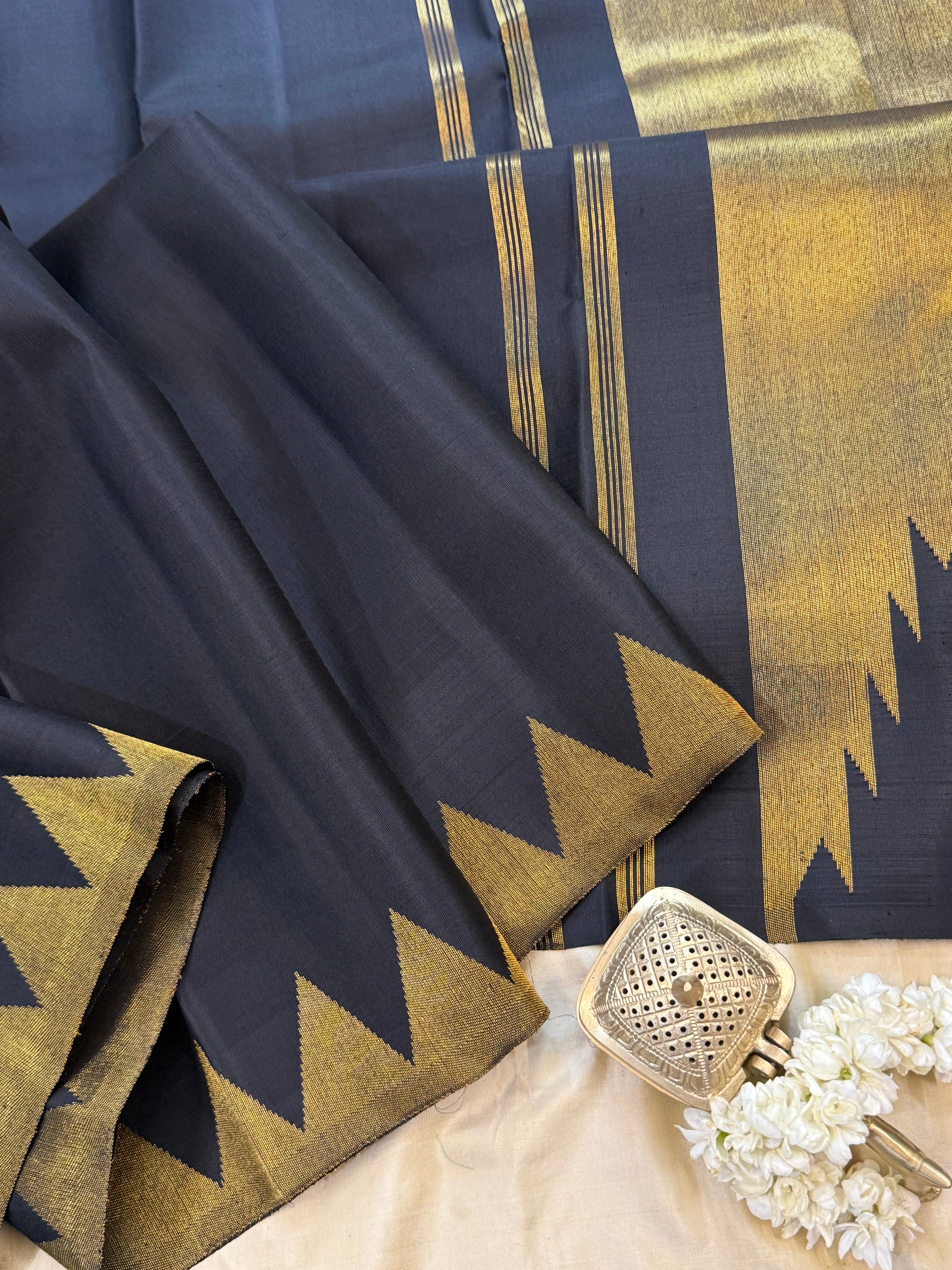 Black 8 kol temple / Kanjipuram silk