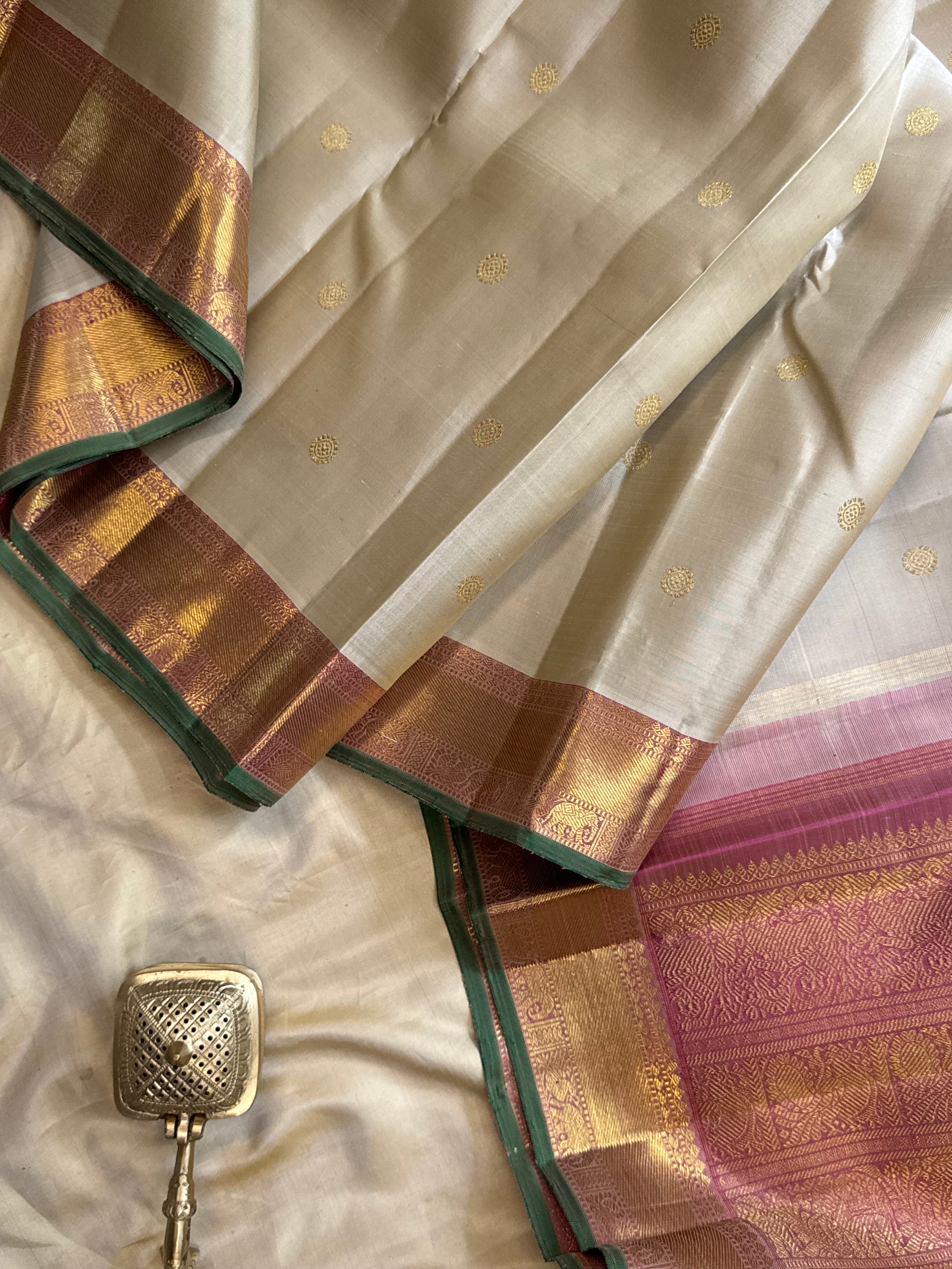 Beige pink border / Kanjipuram silk