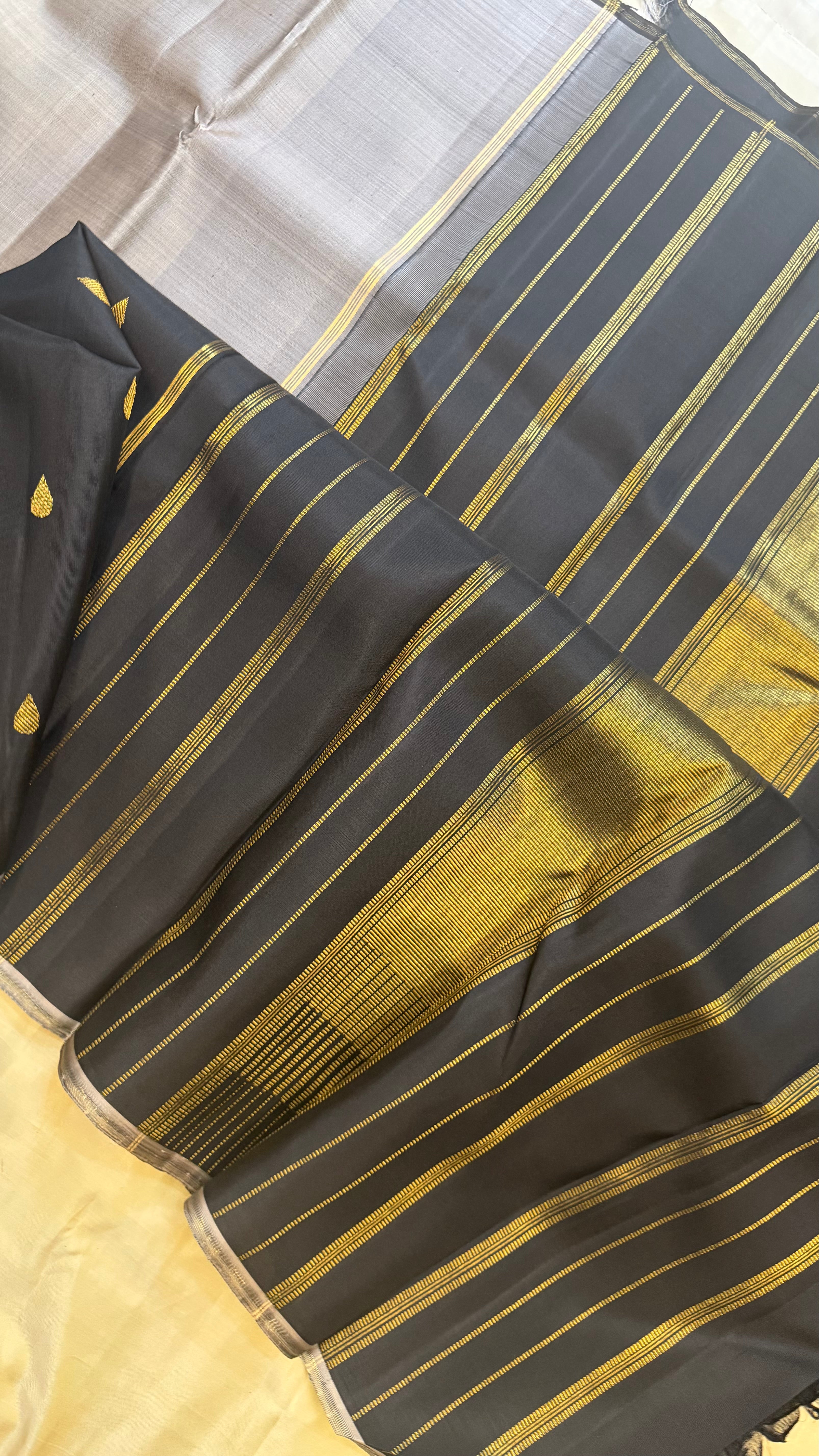 Half and half thilagam Butta / Kanjipuram silk