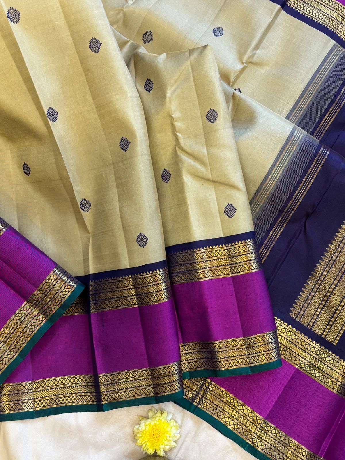 Beige rettapet border kai korvai / kanjipuram silk