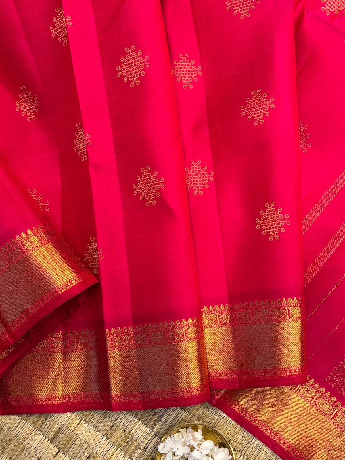 Pinkish red kolam butta and unique Iruthalaipakshi palla / kanjipuram silk