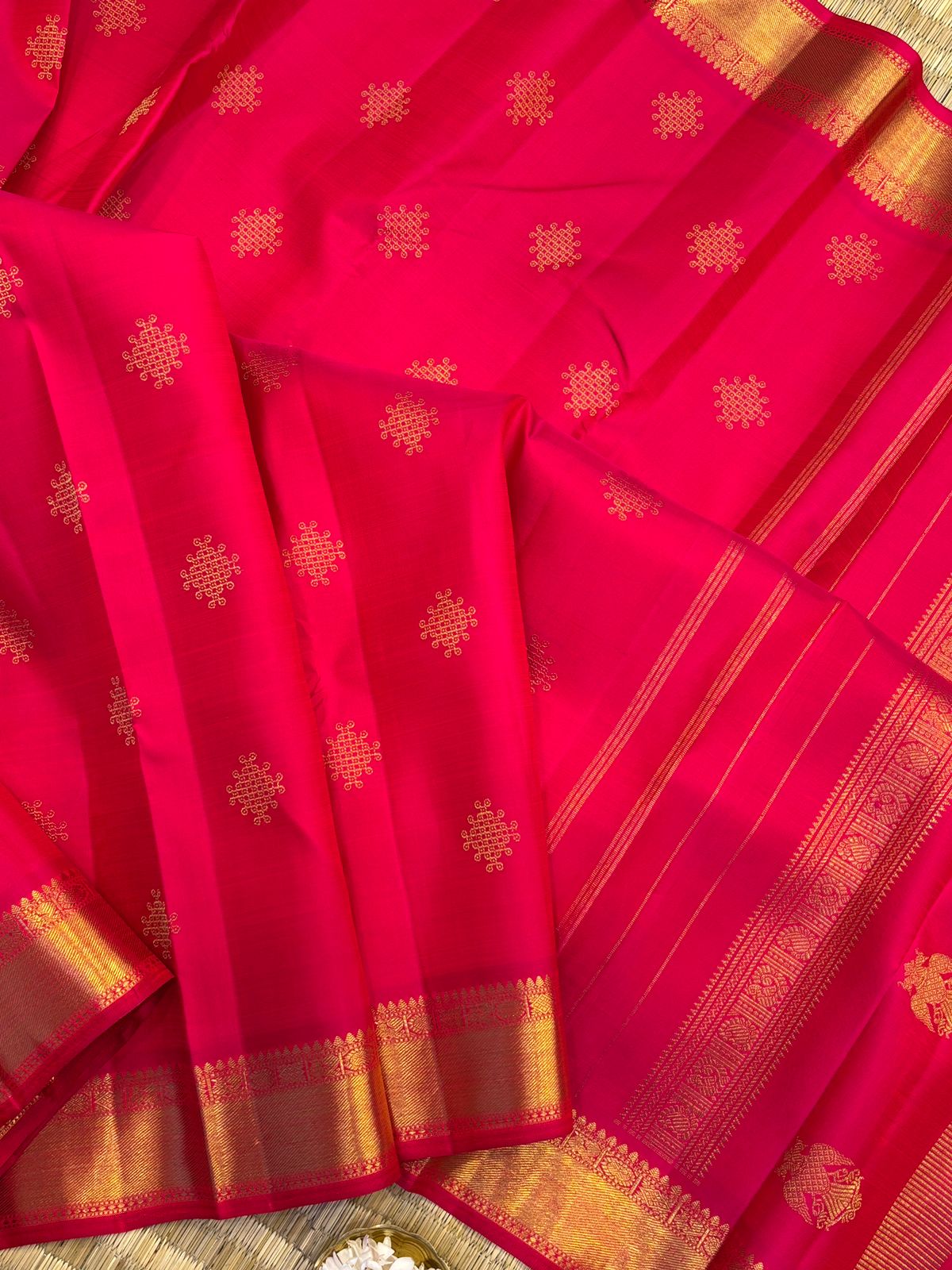 Pinkish red kolam butta and unique Iruthalaipakshi palla / kanjipuram silk