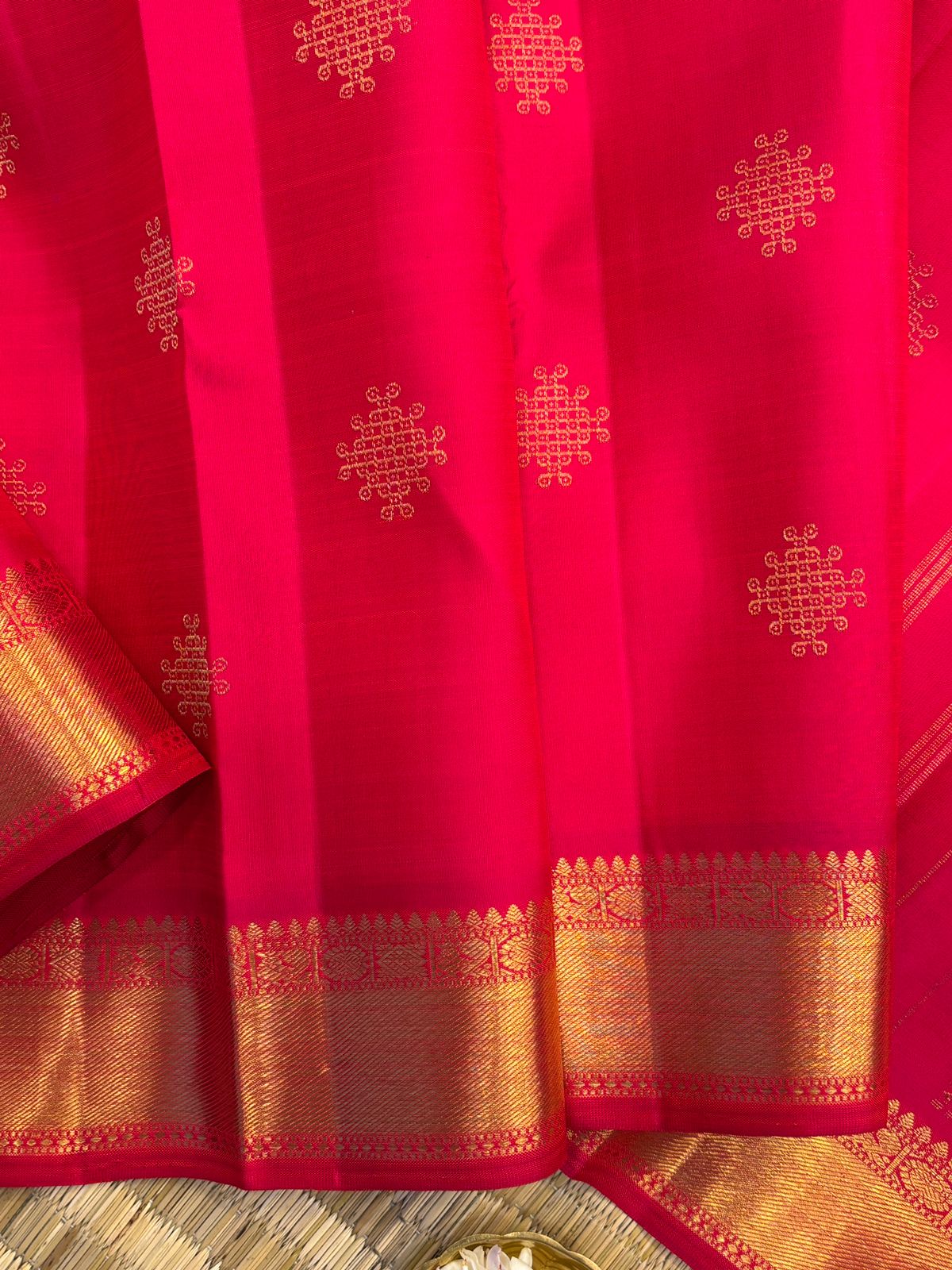 Pinkish red kolam butta and unique Iruthalaipakshi palla / kanjipuram silk