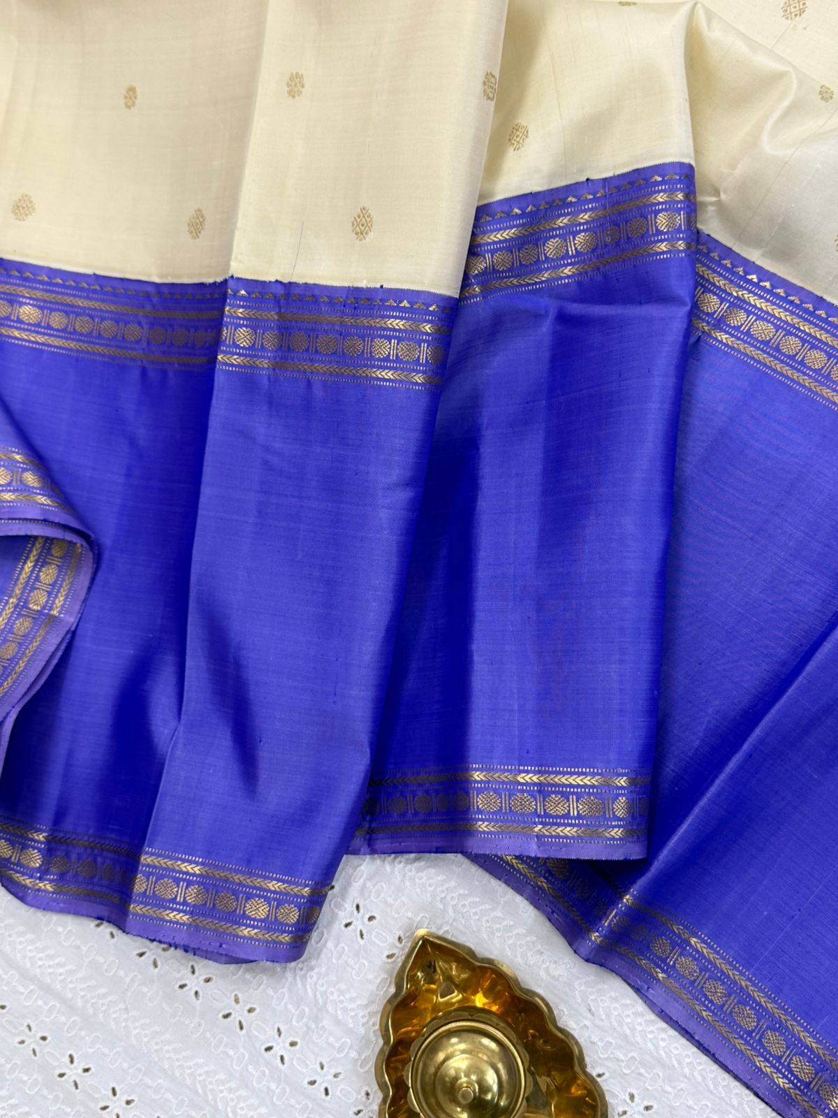 Offwhite and lavender long border / Arani Silk CLSA9868