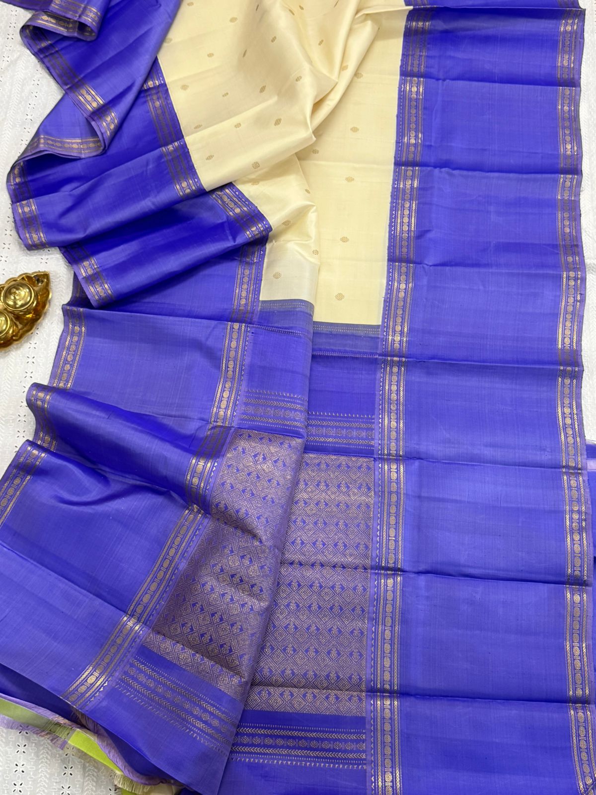 Offwhite and lavender long border / Arani Silk CLSA9868